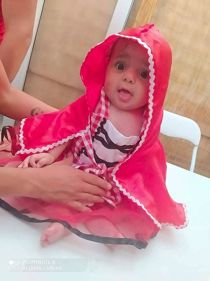 Helena a rejoint le concours — aidez-le/la à gagner de superbes lots ! baby, baby_products, baby_toddler_clothing, carmine, chair, child, comfort, costume_hat, event, fashion_accessory, fun, happy, headgear, headwear, human_leg, magenta, pattern, person, pink, sitting