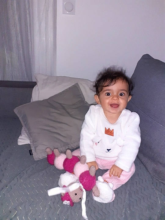 Helena participe au concours pour gagner de l'argent avec cette photo : baby, baby_toddler_clothing, child, comfort, companion_dog, couch, curtain, face, flooring, fun, fur, happy, joy, lap, linens, person, room, sitting, sleeve, smile