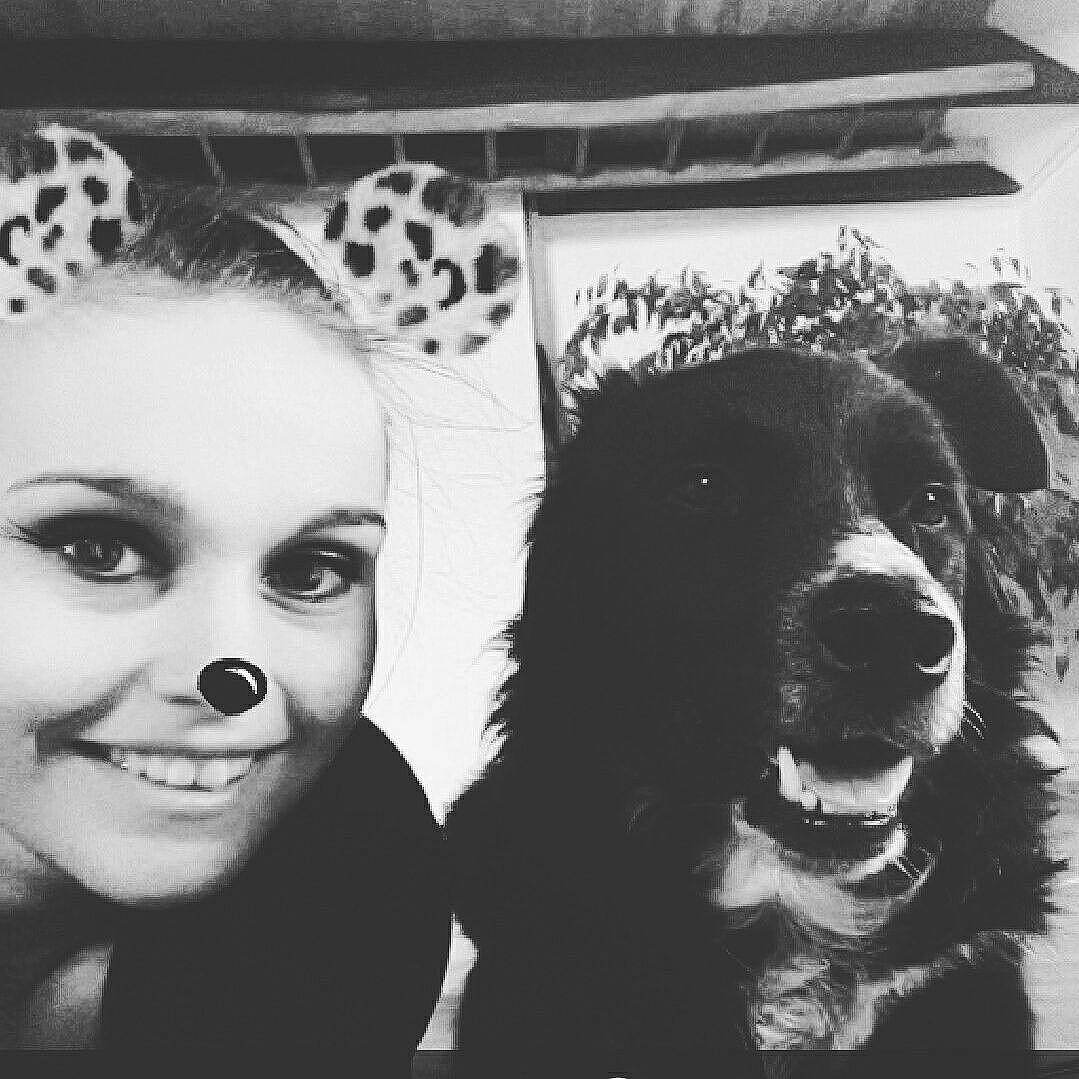 Bounty a rejoint le concours — aidez-le/la à gagner de superbes lots ! black, black_and_white, dog, dog_breed, dog_like_mammal, girl, human, joy, mammal, monochrome, monochrome_photography, nose, pattern, person, photograph, photography, smile, snapshot, snout