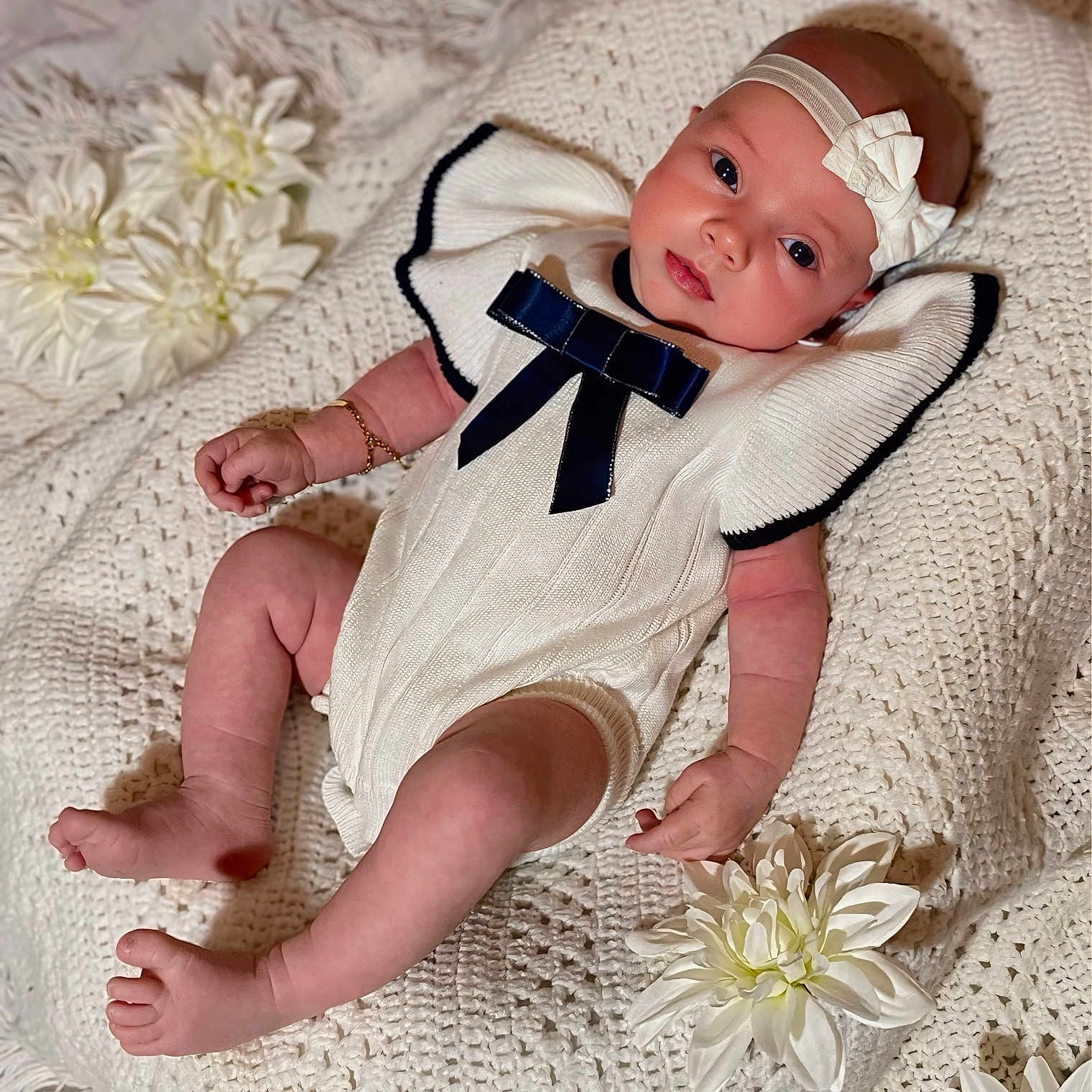 Judith participe au concours pour gagner de l'argent avec cette photo : adorable, baby, bow, child, cozy, cute, face, flowers, foot, hand, headband, indoors, infant, knitted_blanket, lying_down, portrait, resting, skin, soft_texture, white_clothing
