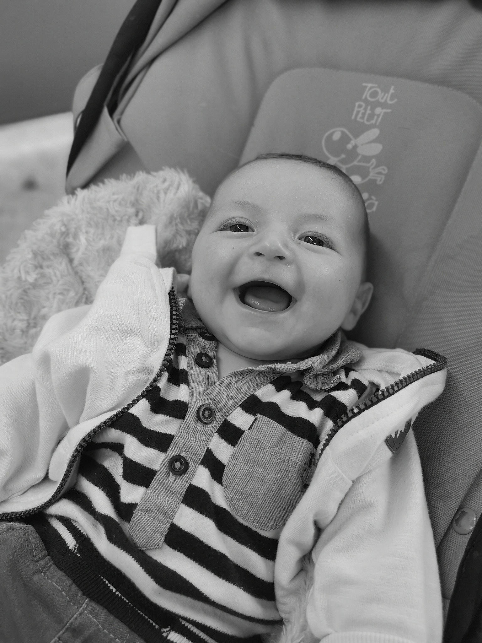 Loïs a rejoint le concours — aidez-le/la à gagner de superbes lots ! baby, baby_laughing, baby_toddler_clothing, black_and_white, cheek, comfort, eye, flash_photography, gesture, hairstyle, happy, iris, mammal, monochrome_photography, person, skin, sleeve, smile, style, textile