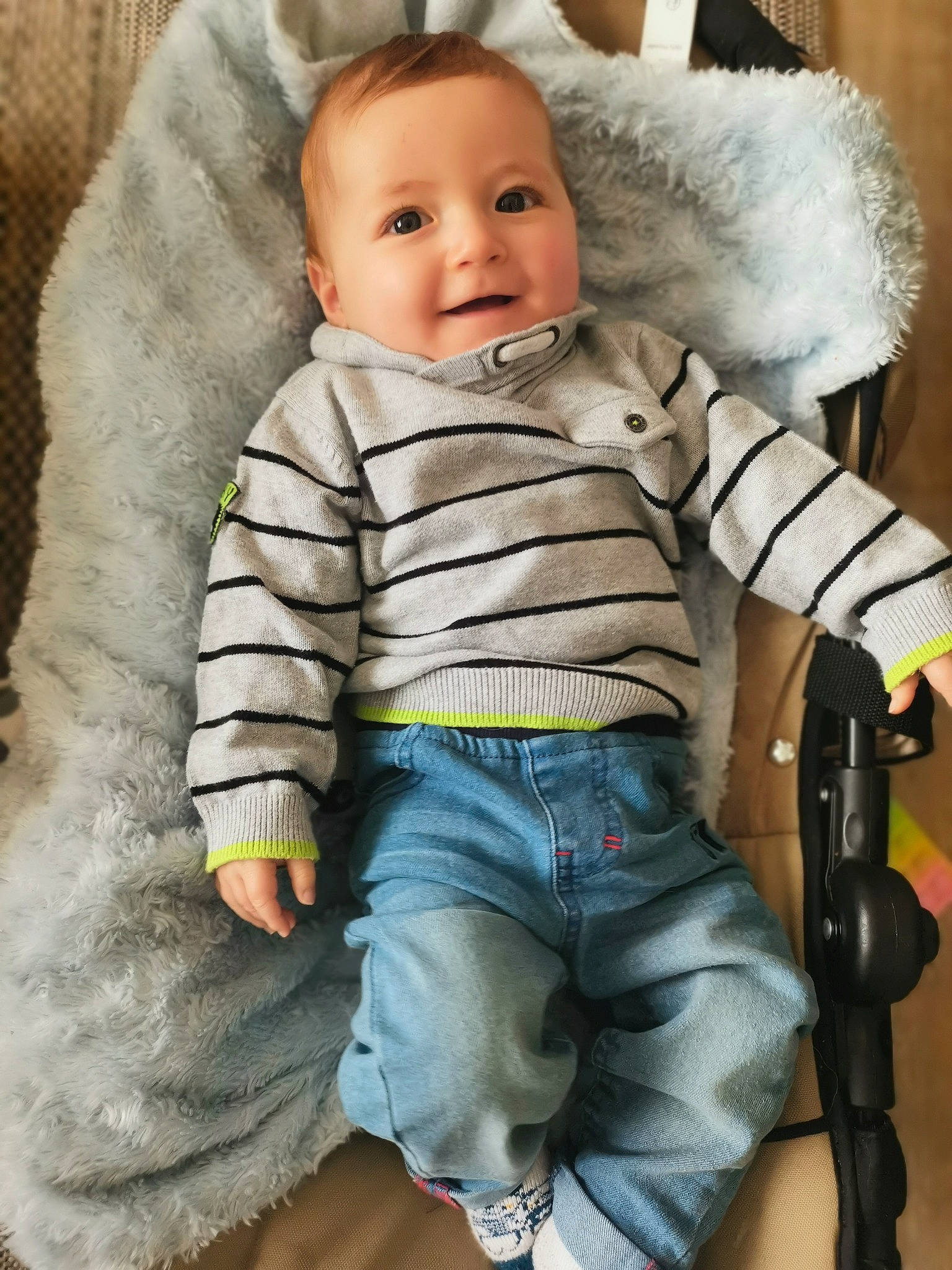 Loïs participe au concours pour gagner de l'argent avec cette photo : baby, baby_toddler_clothing, chair, cheek, chin, comfort, denim, eye, face, happy, head, iris, jacket, nose, person, skin, sleeve, smile, t_shirt, toddler