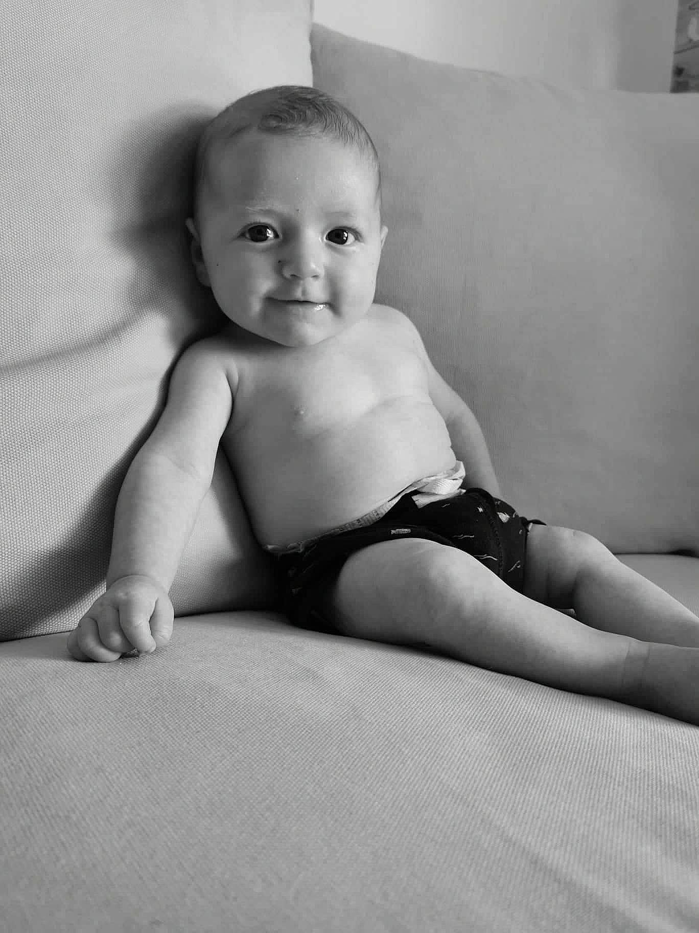 Loïs a rejoint le concours — aidez-le/la à gagner de superbes lots ! abdomen, baby, chest, comfort, elbow, eye, finger, flash_photography, human_body, iris, joint, knee, leg, lip, person, shoulder, smile, stomach, style, thigh