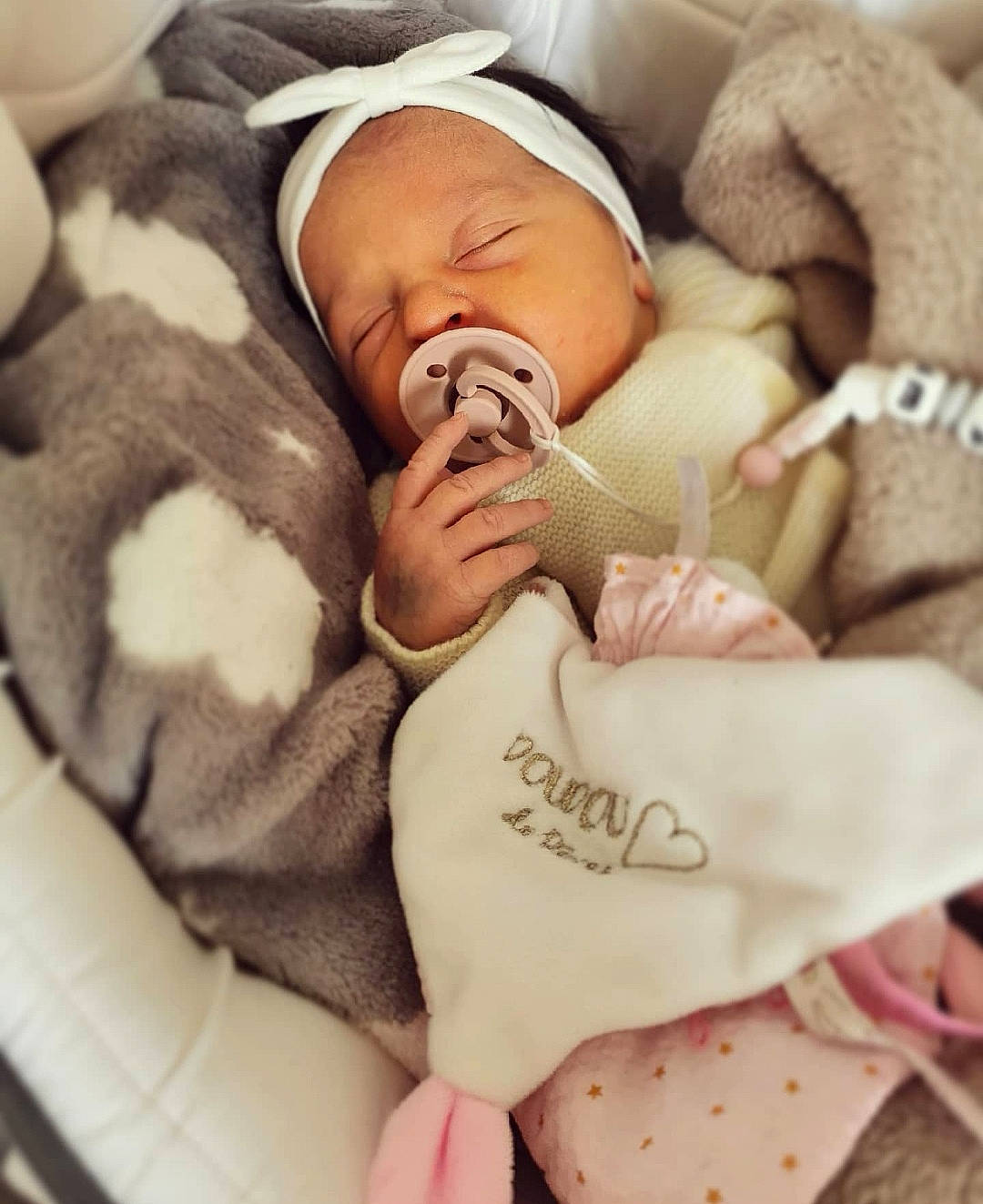 Hynnaë participe au concours pour gagner de l'argent avec cette photo : baby, baby_products, baby_safety, baby_sleeping, baby_toddler_clothing, bedding, bedtime, comfort, event, face, gesture, happy, linens, nail, person, pink, skin, textile, thumb, toddler