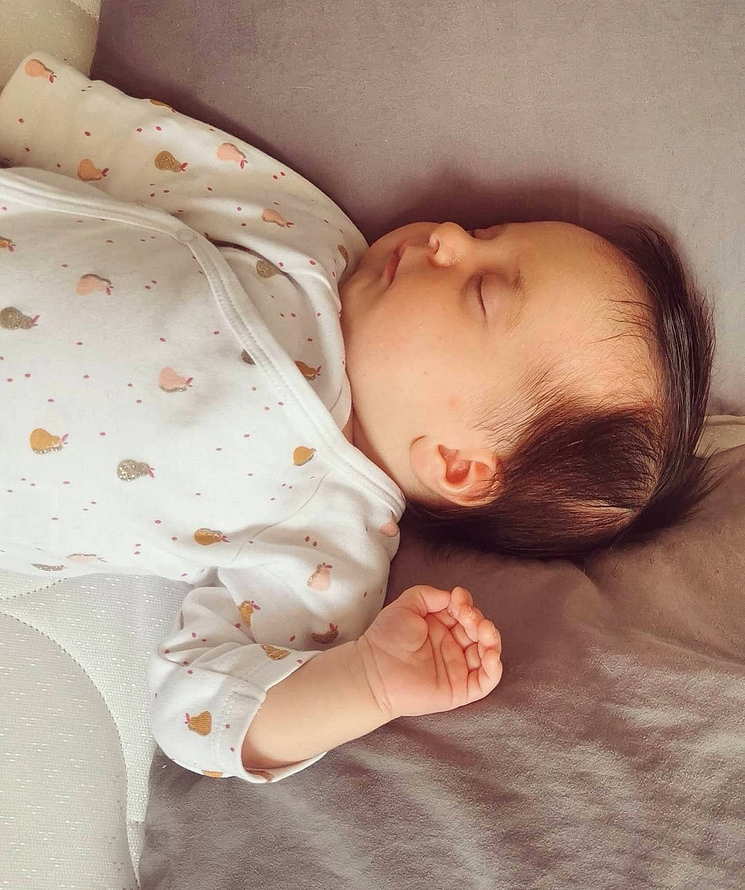 Hynnaë a rejoint le concours — aidez-le/la à gagner de superbes lots ! baby, baby_safety, baby_sleeping, baby_toddler_clothing, bed_sheet, bedding, bedtime, cheek, child, comfort, linens, mammal, nap, pattern, person, room, skin, sleeve, textile, toddler