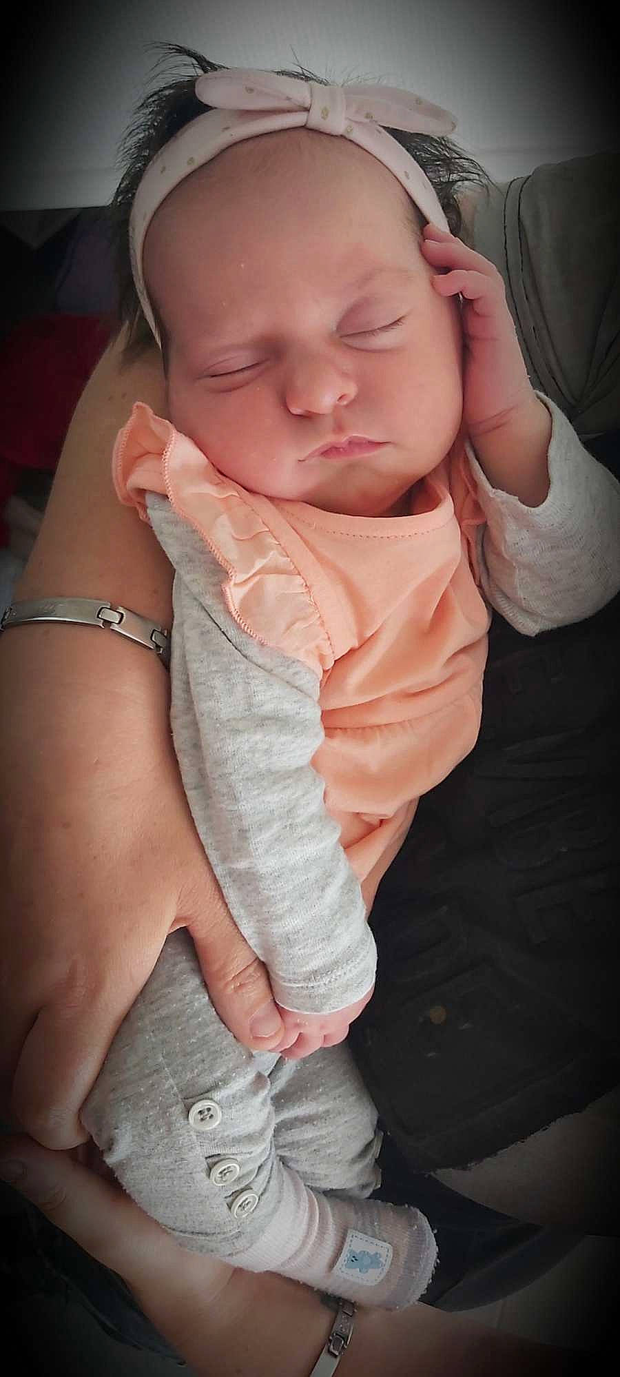 Hynnaë participe au concours pour gagner de l'argent avec cette photo : arm, baby, baby_toddler_clothing, cheek, comfort, ear, eye, eyebrow, eyelash, gesture, iris, jaw, joint, lip, mouth, muscle, neck, nose, person, skin