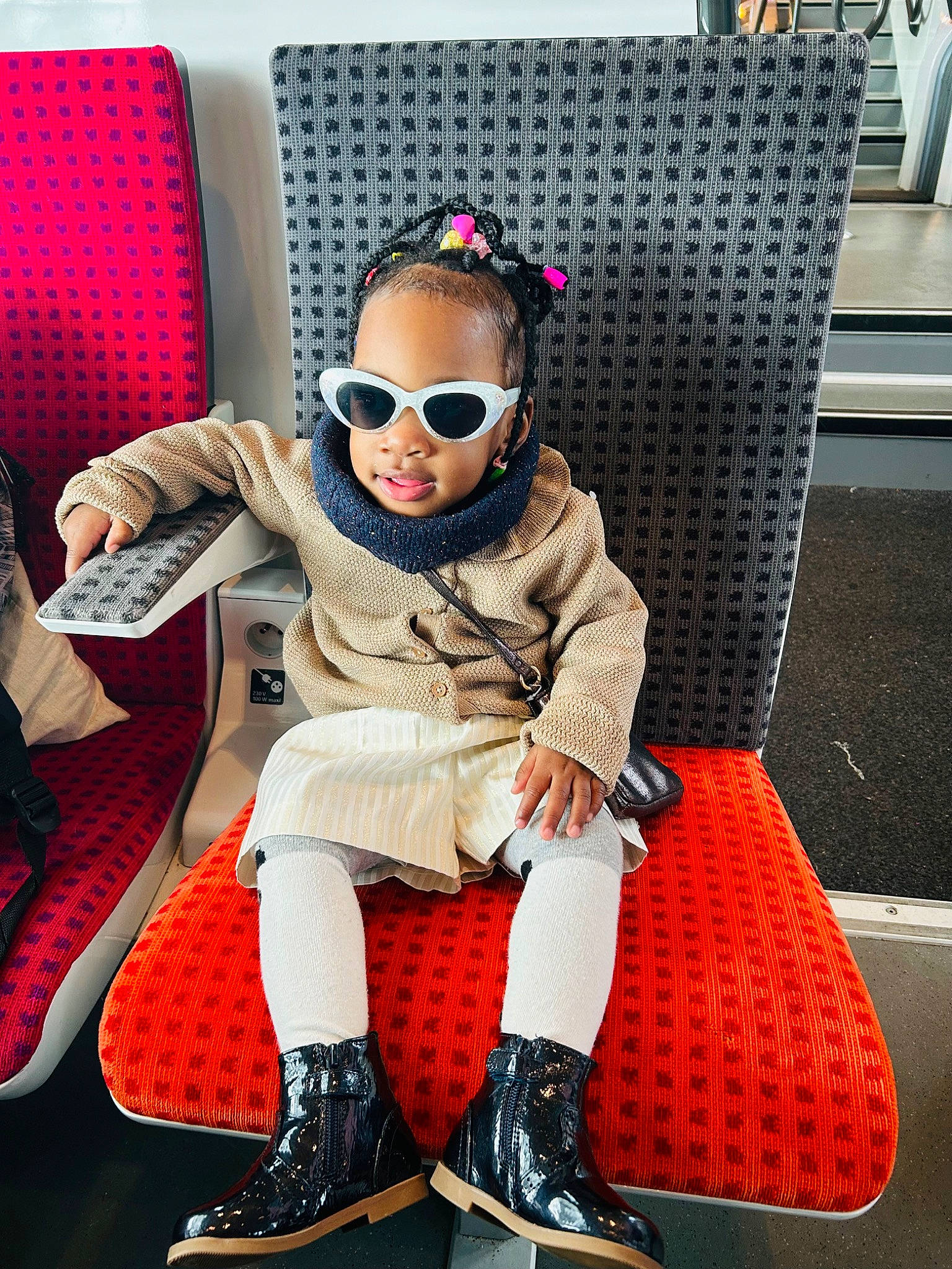 Eliora participe au concours pour gagner de l'argent avec cette photo : audio_equipment, boot, chair, cool, eyewear, fashion_design, flooring, fun, glasses, goggles, human_leg, knee, leisure, person, personal_protective_equipment, sneakers, sock, sunglasses, thigh, toddler