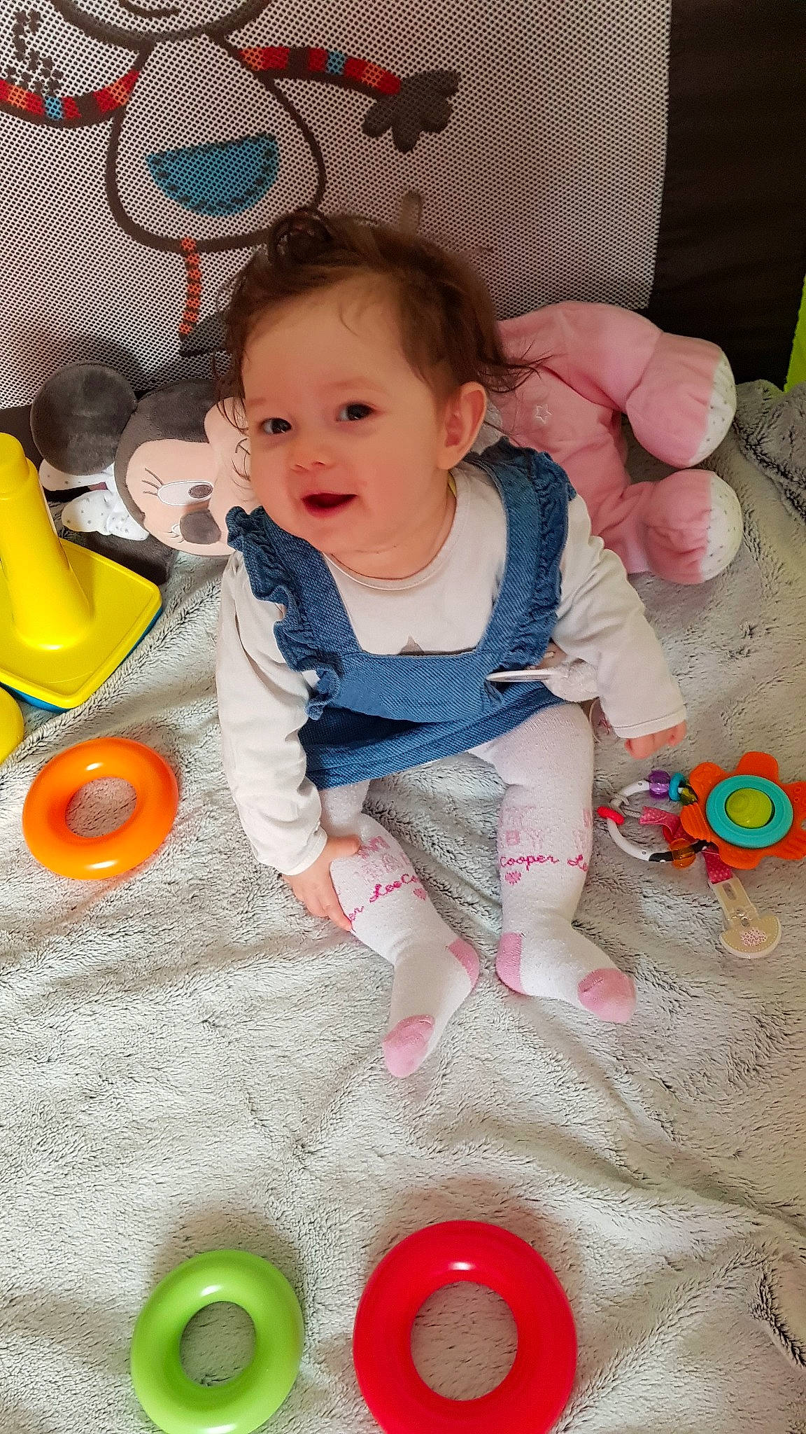 Ilionna participe au concours pour gagner de l'argent avec cette photo : baby, baby_playing_with_toys, baby_products, baby_toys, child, fun, person, play, product, sitting, skin, smile, toddler, toy