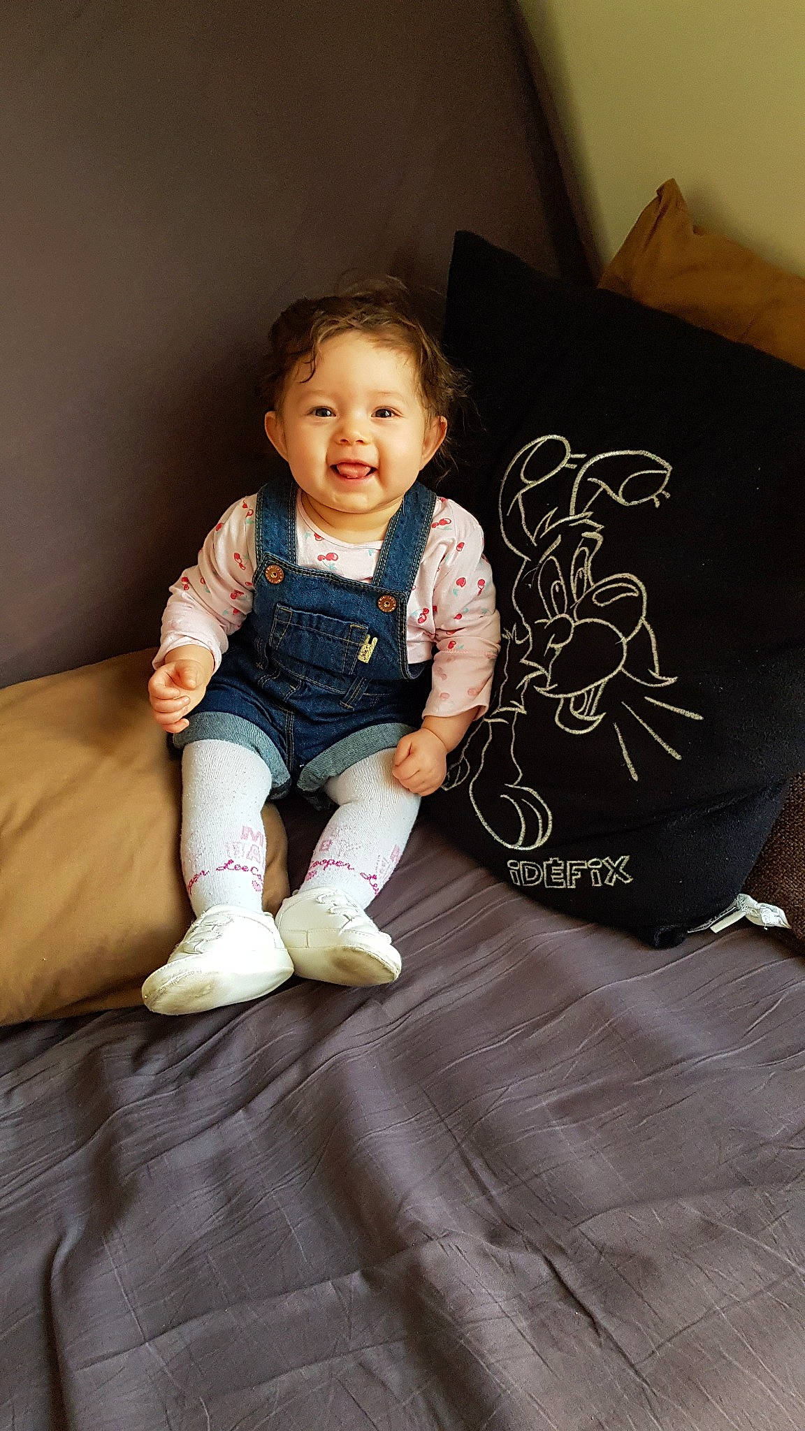 Ilionna a rejoint le concours — aidez-le/la à gagner de superbes lots ! child, leg, person, sitting, toddler