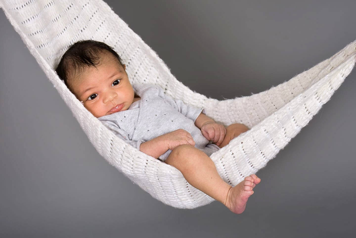Nelya a rejoint le concours — aidez-le/la à gagner de superbes lots ! baby, baby_products, baby_toddler_clothing, barefoot, chair, child, comfort, elbow, flash_photography, flooring, hammock, happy, human_body, human_leg, leg, linens, pattern, person, sitting, sleeve