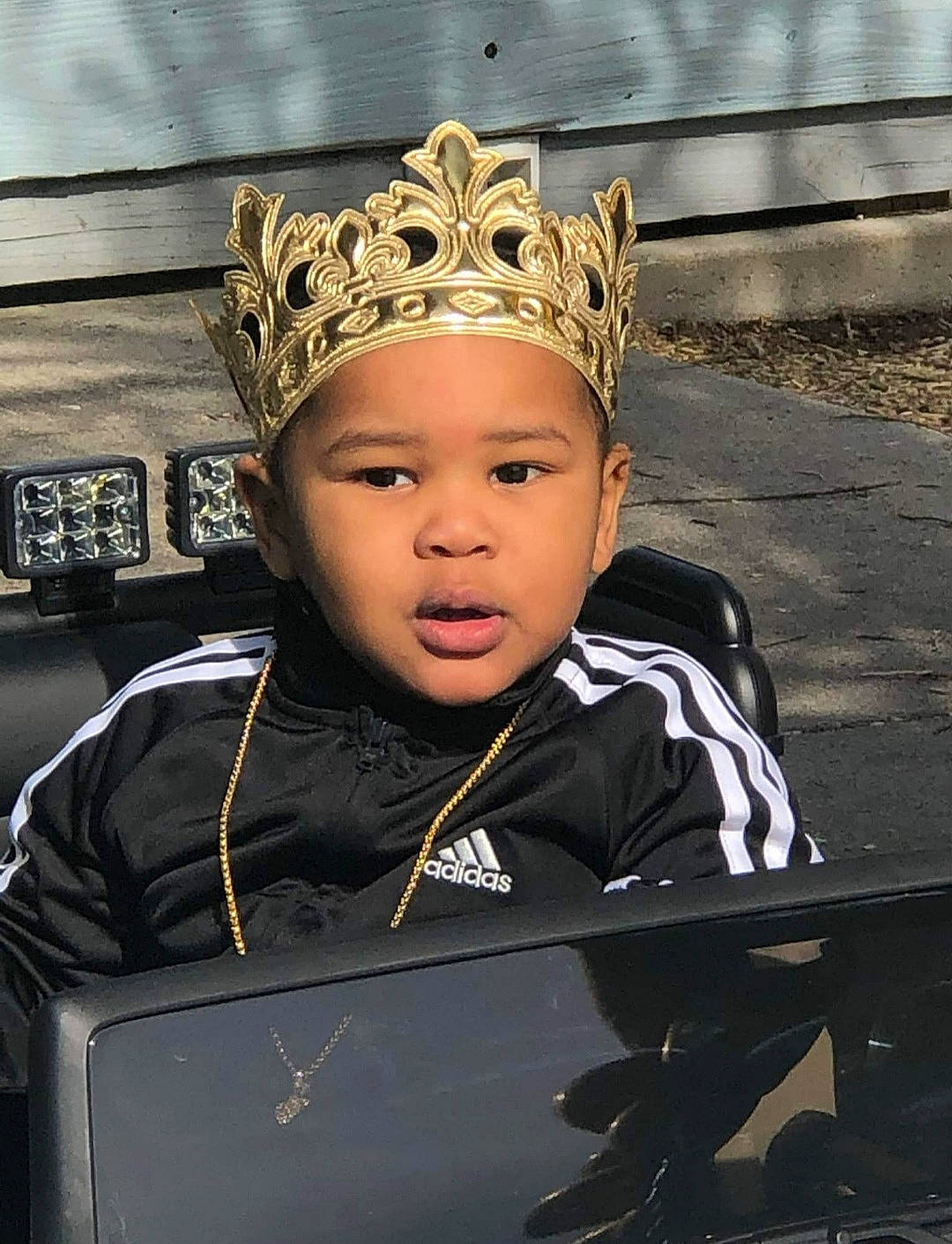 Filex is registered to the contest to win money with this photo: army, baby, cap, costume_hat, crown, event, eye, fashion_accessory, gesture, headgear, headpiece, headwear, jewellery, military_officer, military_person, military_uniform, official, person, soldier, toddler