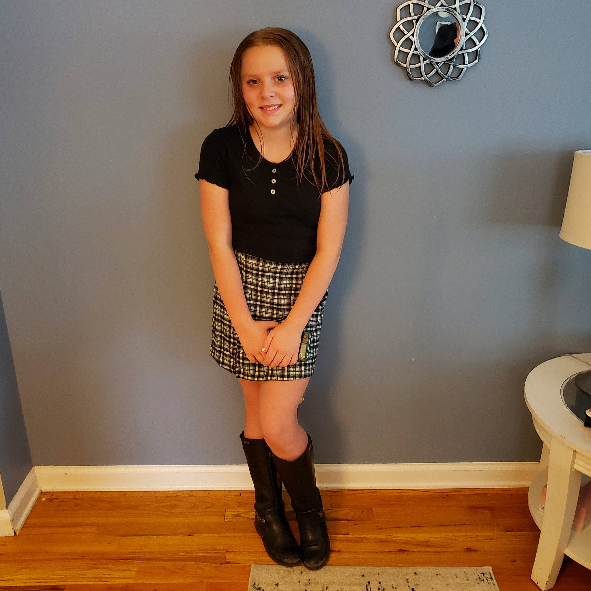 Alyssa is registered to the contest to win money with this photo: calf, electric_blue, fashion_accessory, fashion_design, flooring, foot, footwear, human_leg, jewellery, joy, knee, neck, pattern, person, sleeve, smile, sportswear, thigh, trunk, waist