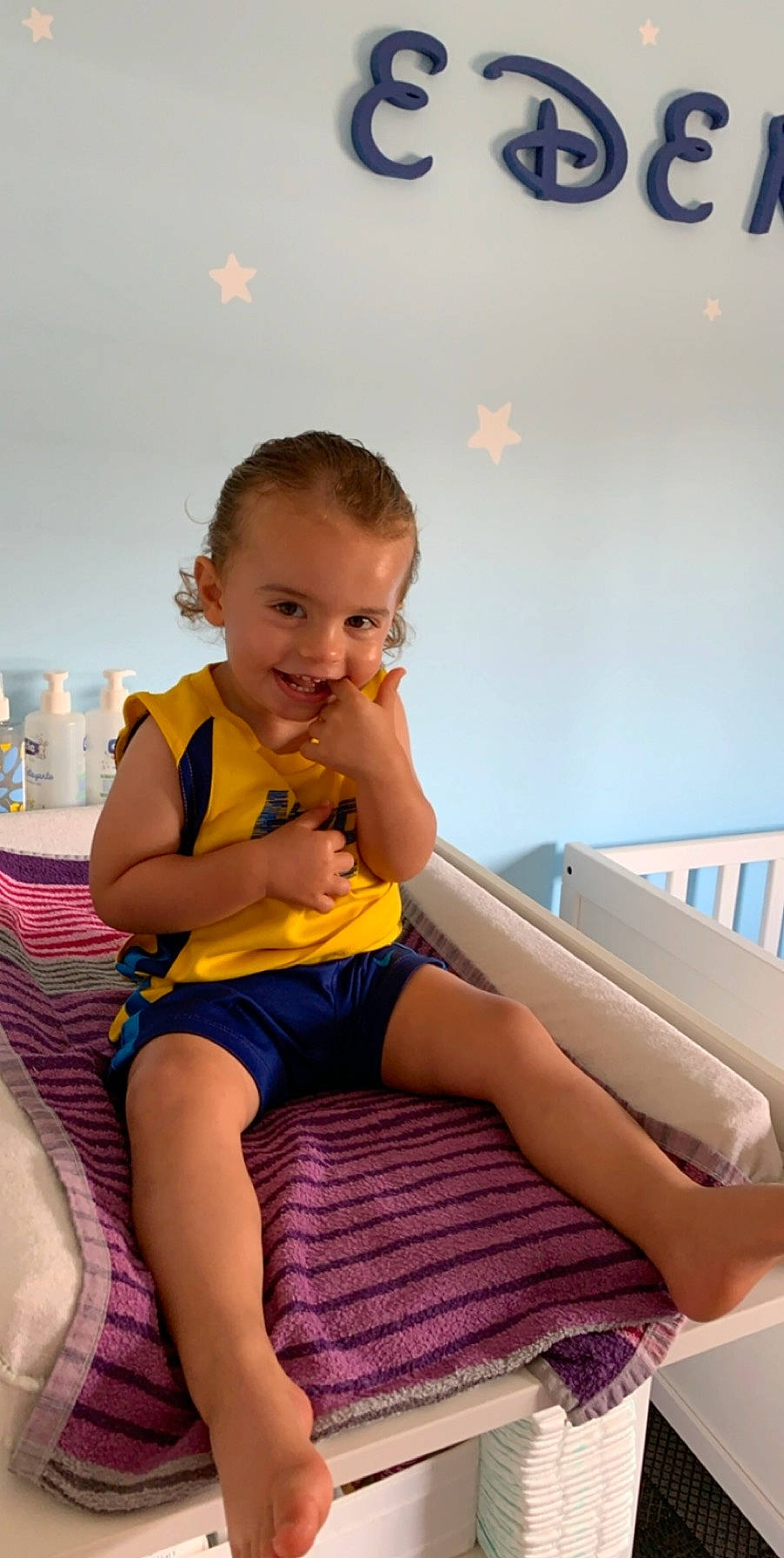 Eden participe au concours pour gagner de l'argent avec cette photo : child, comfort, finger, furniture, human_leg, joy, leg, leisure, neck, person, room, sitting, thigh, toddler, vacation