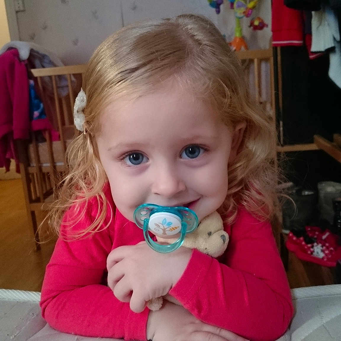 Manon a rejoint le concours — aidez-le/la à gagner de superbes lots ! blond, cheek, child, chin, day, eye, face, fun, girl, hair, hairstyle, head, human_hair_color, infant, joy, mouth, nose, person, pink, skin