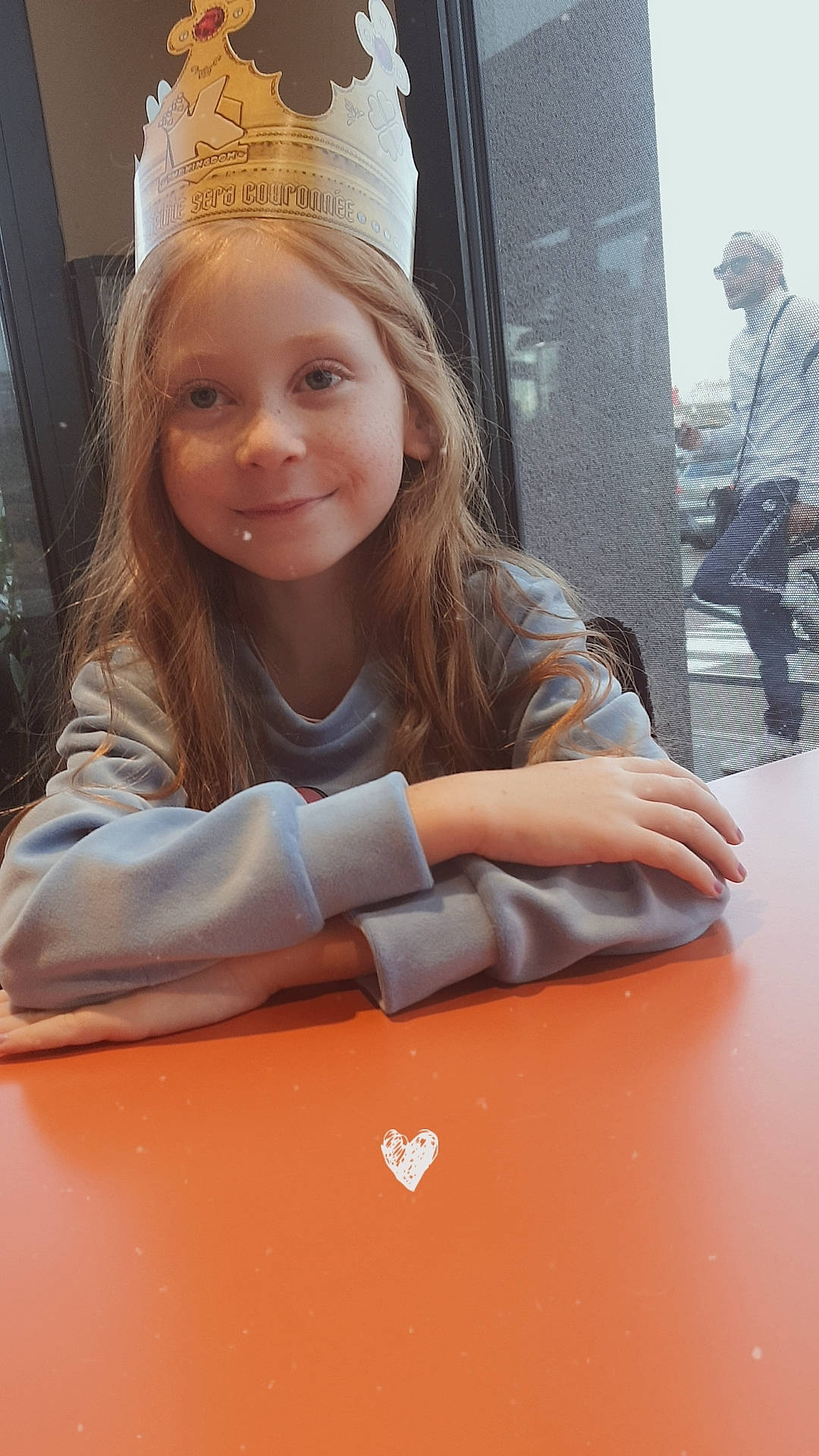 Leana participe au concours pour gagner de l'argent avec cette photo : brown_hair, chair, child, crown, fashion, finger, flooring, fun, happy, hat, human_leg, joy, leisure, lip, person, recreation, sitting, skin, smile, toddler