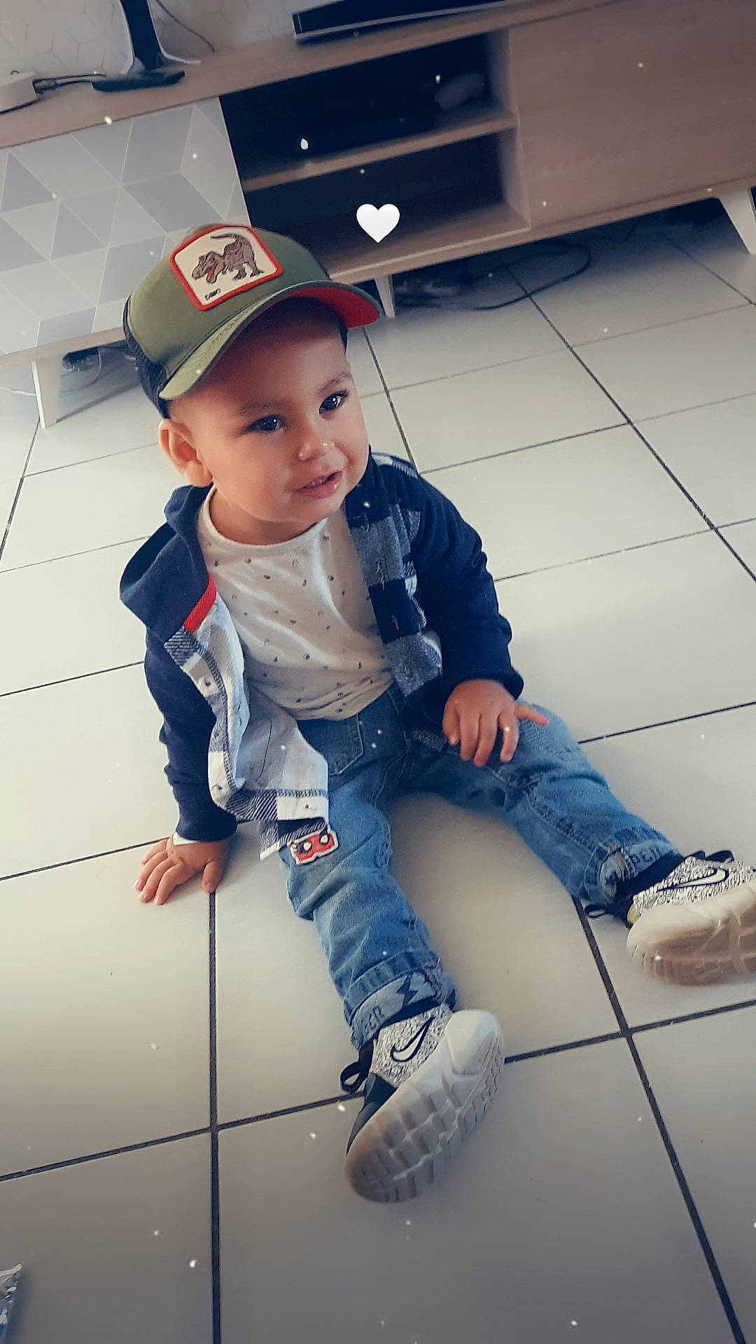 Marvin a rejoint le concours — aidez-le/la à gagner de superbes lots ! baby_toddler_clothing, baseball_cap, cap, child, denim, electric_blue, flash_photography, floor, flooring, footwear, happy, human_leg, knee, leg, person, shoe, sitting, sneakers, standing, t_shirt