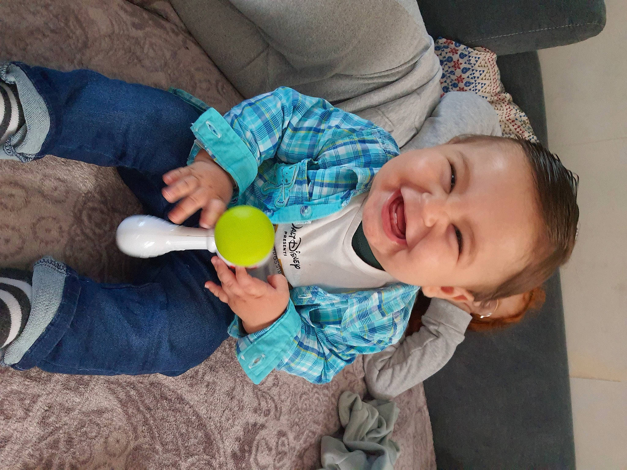 Marvin a rejoint le concours — aidez-le/la à gagner de superbes lots ! baby, baby_products, child, comfort, drinkware, finger, fun, gesture, happy, human, human_leg, joy, leisure, nail, person, play, sitting, smile, toddler