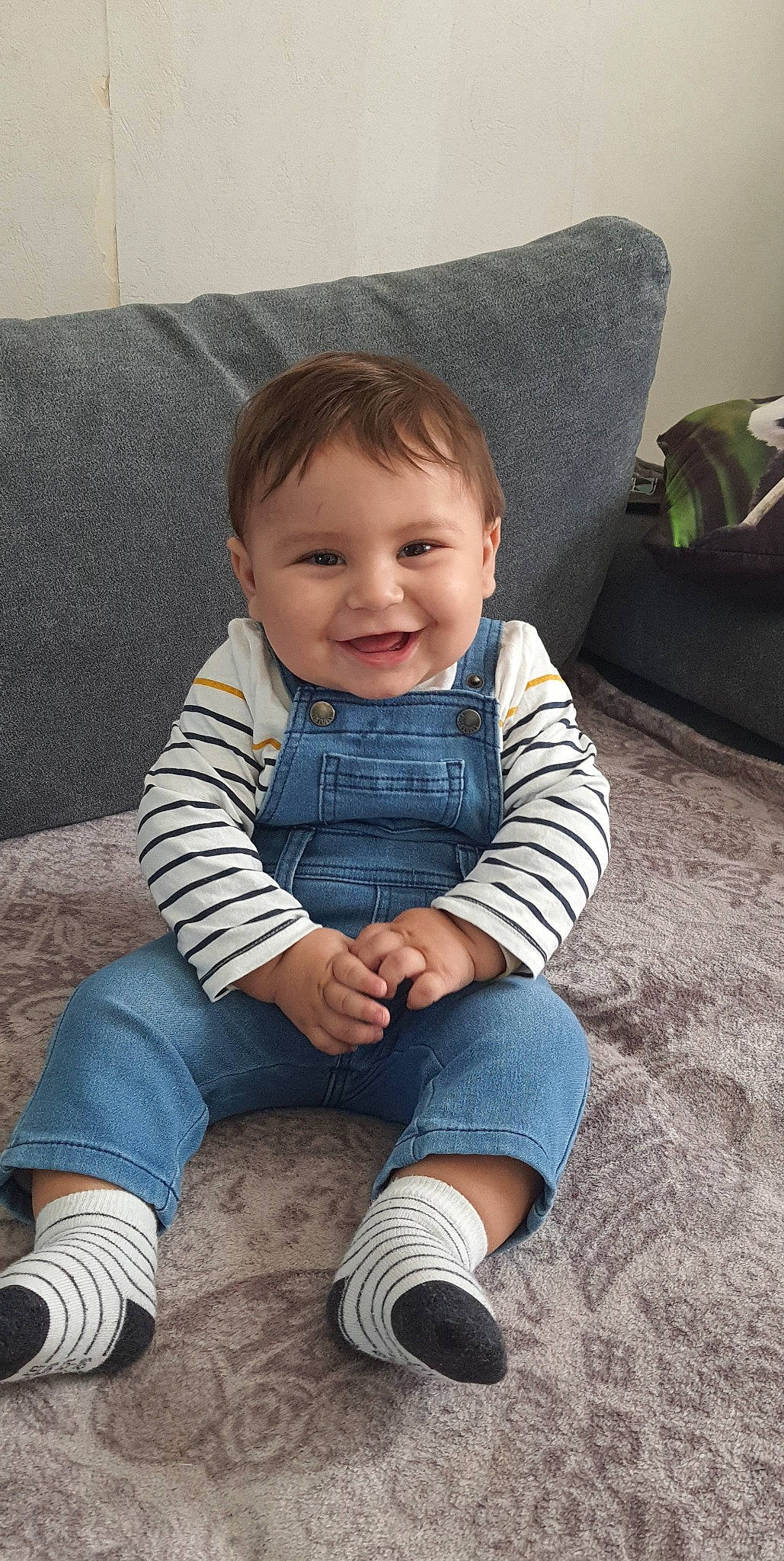 Marvin a rejoint le concours — aidez-le/la à gagner de superbes lots ! baby, baby_toddler_clothing, cheek, child, comfort, couch, denim, electric_blue, happy, human_leg, joy, leg, pattern, person, sitting, skin, sleeve, smile, sock, t_shirt