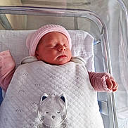Ambre a rejoint le concours — aidez-le/la à gagner de superbes lots ! baby, newborn, sleeping, infant, pink_hat, blanket, hospital_bassinet, clothing, cute, peaceful, child, face, hand, soft, portrait, cozy, indoor, wrapped, baby_girl, resting