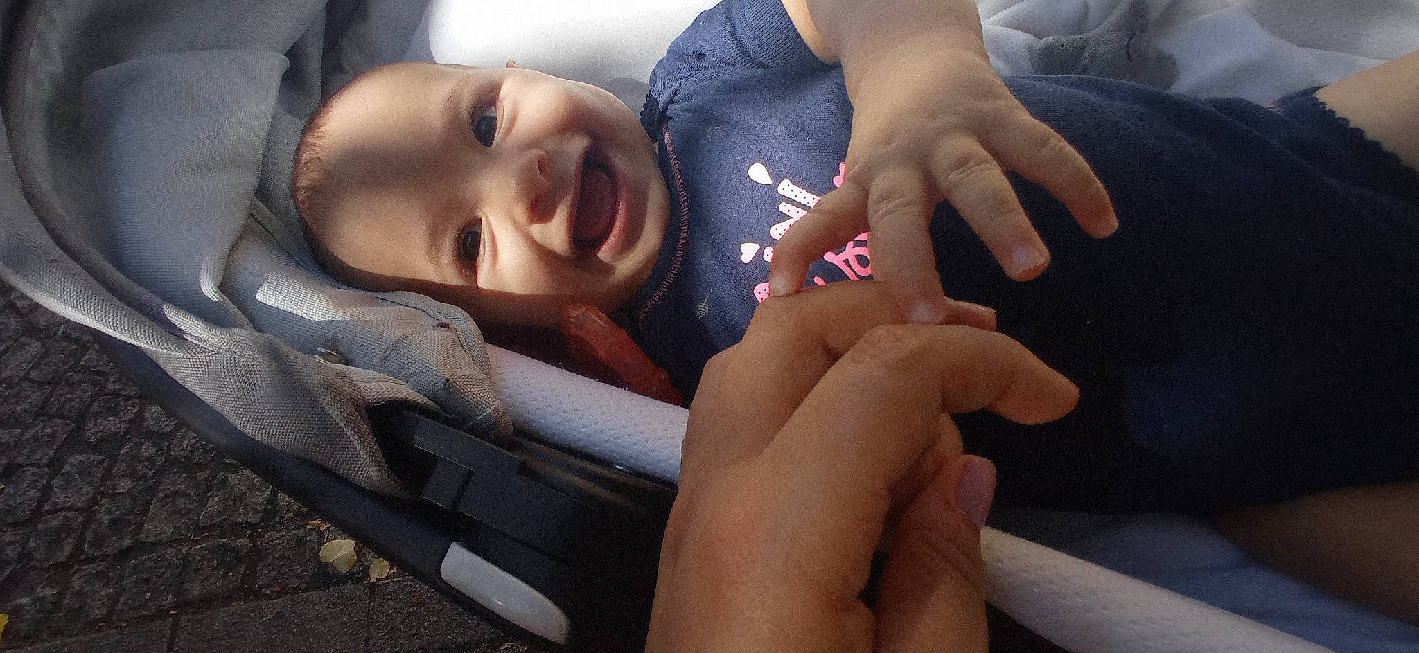 Lou participe au concours pour gagner de l'argent avec cette photo : baby, baby_toddler_clothing, child, comfort, dress, eye, facial_expression, finger, gesture, hand, happy, lip, mouth, nail, nail_care, person, skin, smile, thumb, toddler