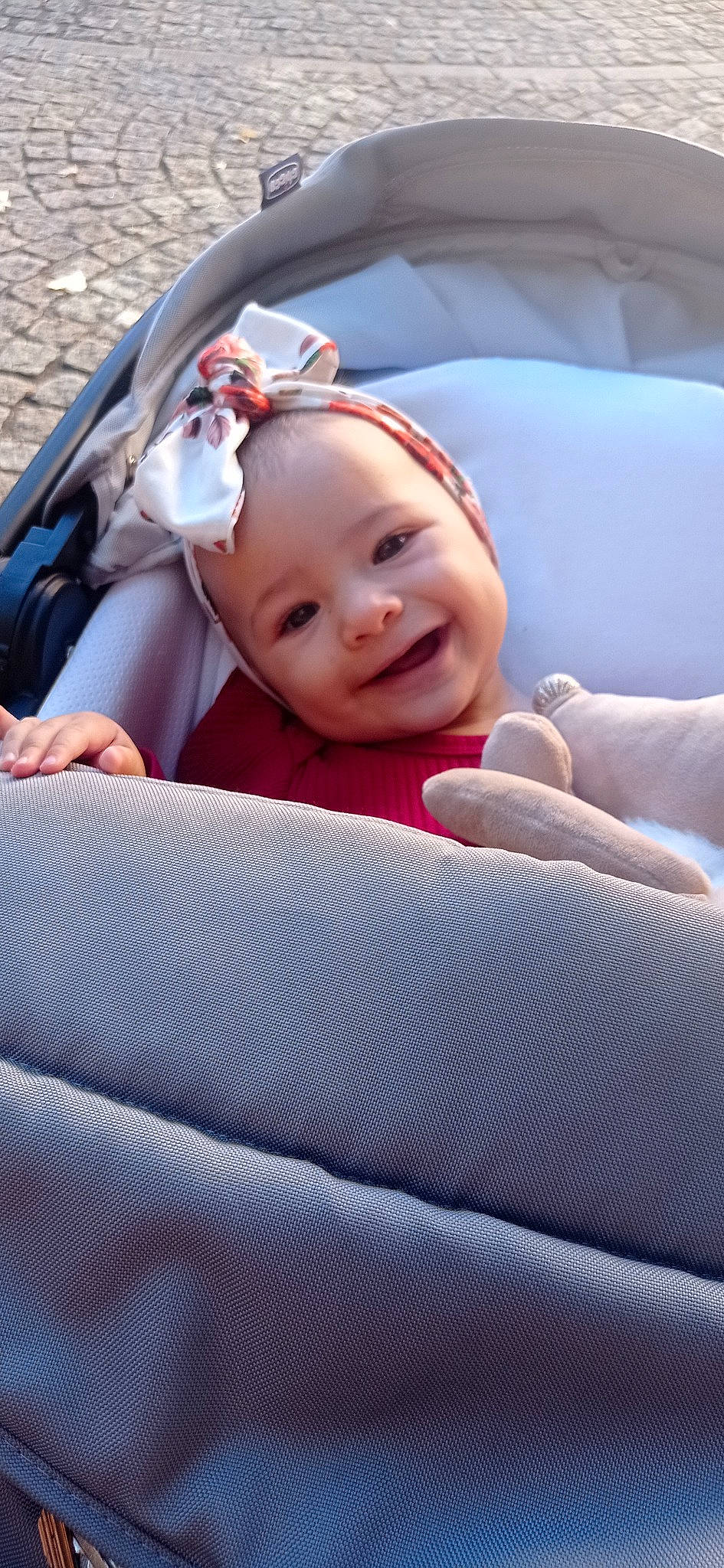 Lou participe au concours pour gagner de l'argent avec cette photo : baby, baby_products, baby_toddler_clothing, car_seat, cheek, child, comfort, face, finger, fun, grass, happy, human_leg, joy, linens, mouth, person, sitting, skin, smile