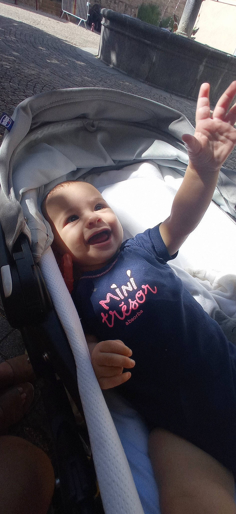 Lou participe au concours pour gagner de l'argent avec cette photo : auto_part, automotive_design, automotive_exterior, baby, baby_carriage, car_seat, child, comfort, cool, design, flash_photography, gesture, hand, happy, motor_vehicle, person, product, thumb, toddler, vehicle_door