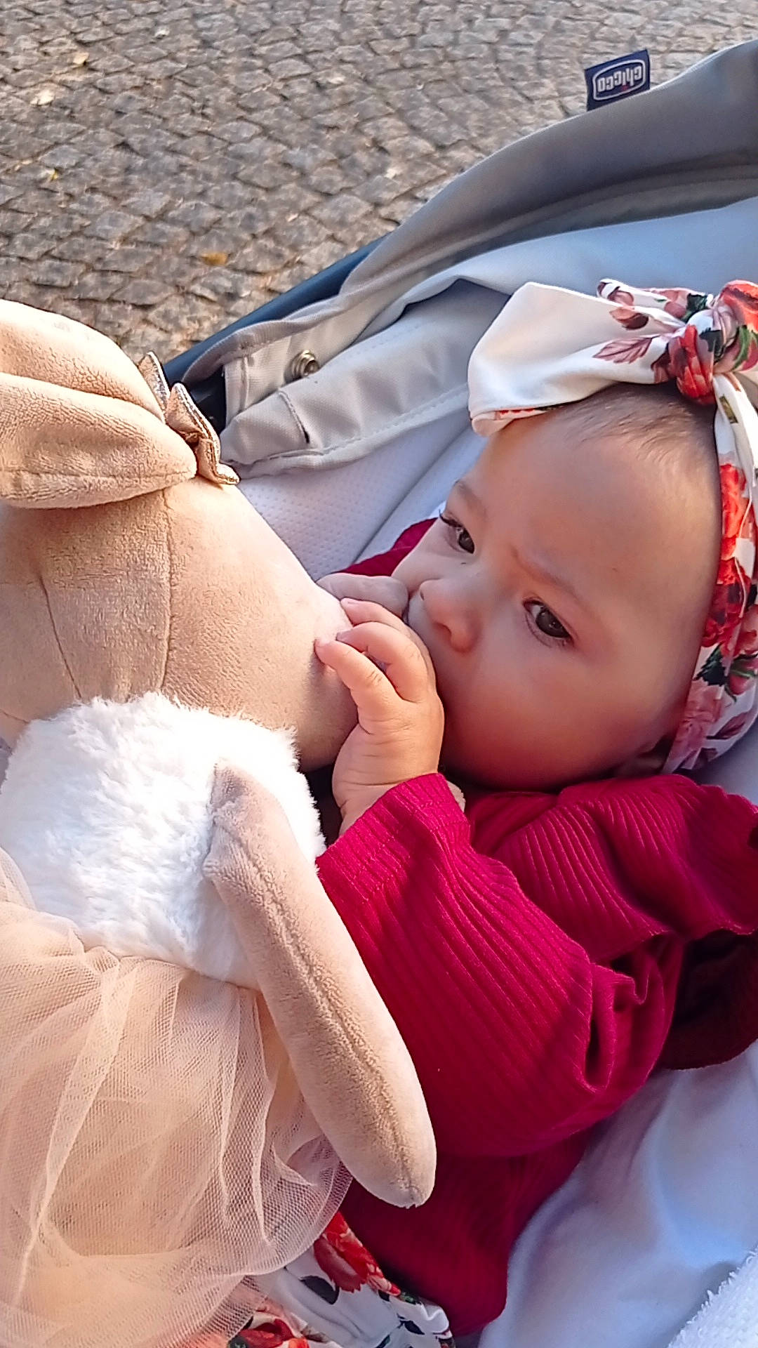 Lou a rejoint le concours — aidez-le/la à gagner de superbes lots ! baby, baby_products, baby_toddler_clothing, cheek, child, chin, comfort, eyebrow, eyelash, face, fashion_accessory, gesture, hand, happy, lip, person, pink, skin, textile, thumb