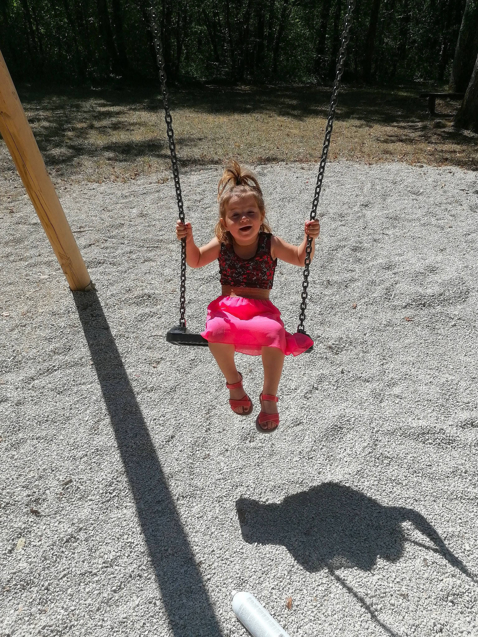 Shaynna a rejoint le concours — aidez-le/la à gagner de superbes lots ! child, city, fun, human_settlement, leisure, outdoor_play_equipment, person, pink, play, playground, public_space, recreation, smile, swing, tree, vacation