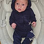 Maylan a rejoint le concours — aidez-le/la à gagner de superbes lots ! baby, infant, hoodie, navy_blue, pants, socks, baby_rocker, plush_toy, cushion, wooden_floor, indoor, person, face, child, cute, clothing, seated, looking_at_camera, soft_toys, comfort
