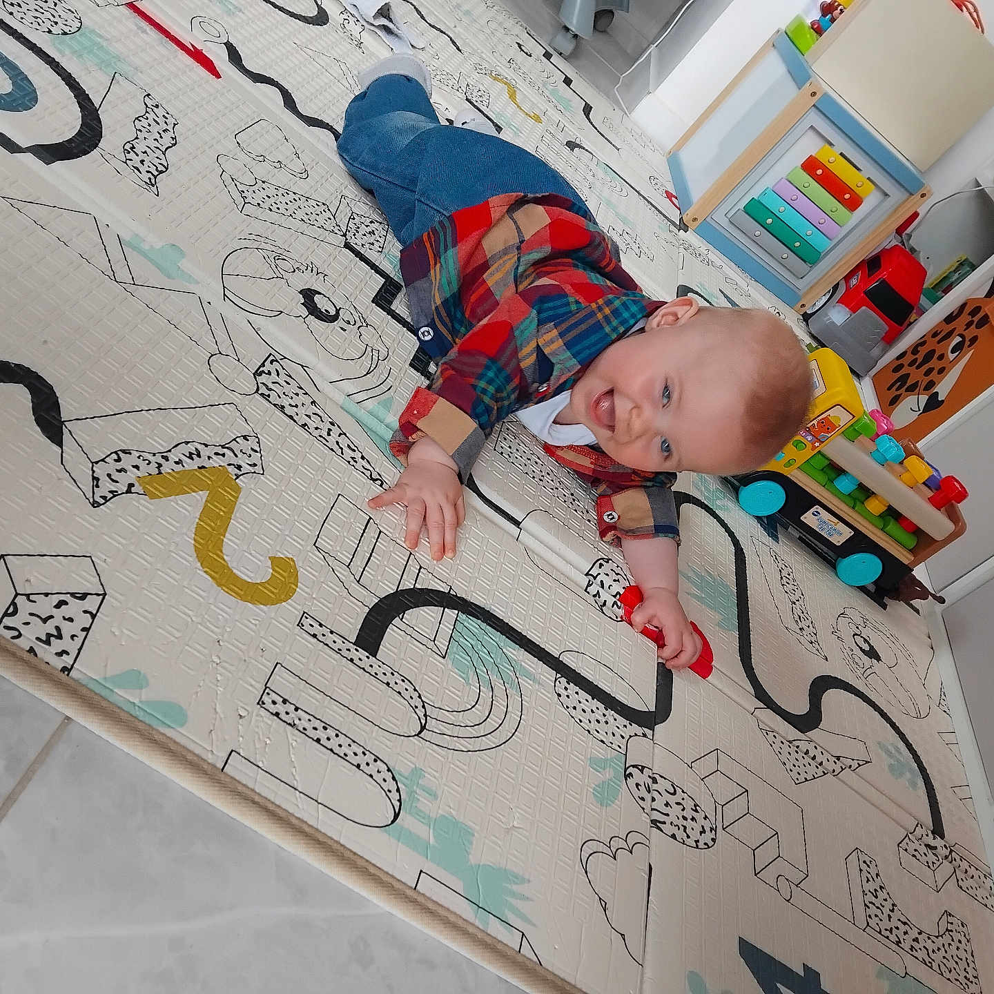 Sacha a rejoint le concours — aidez-le/la à gagner de superbes lots ! architecture, baby, babycrawling, bodypart, building, crawling, face, finger, furniture, hand, head, homedecor, indoors, interiordesign, livingroom, nursery, person, photography, portrait, room