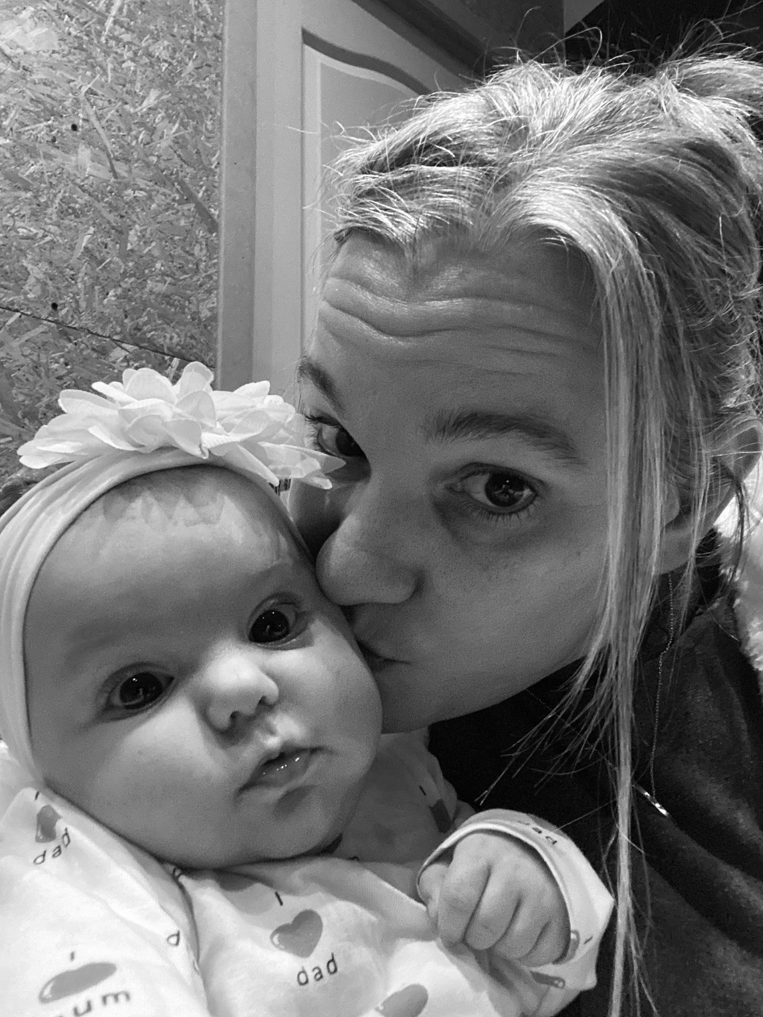 Manae participe au concours pour gagner de l'argent avec cette photo : black, black_and_white, cheek, eye, gesture, grass, hair, hairstyle, happy, head, interaction, iris, lip, nose, organ, person, photograph, plant, skin, style