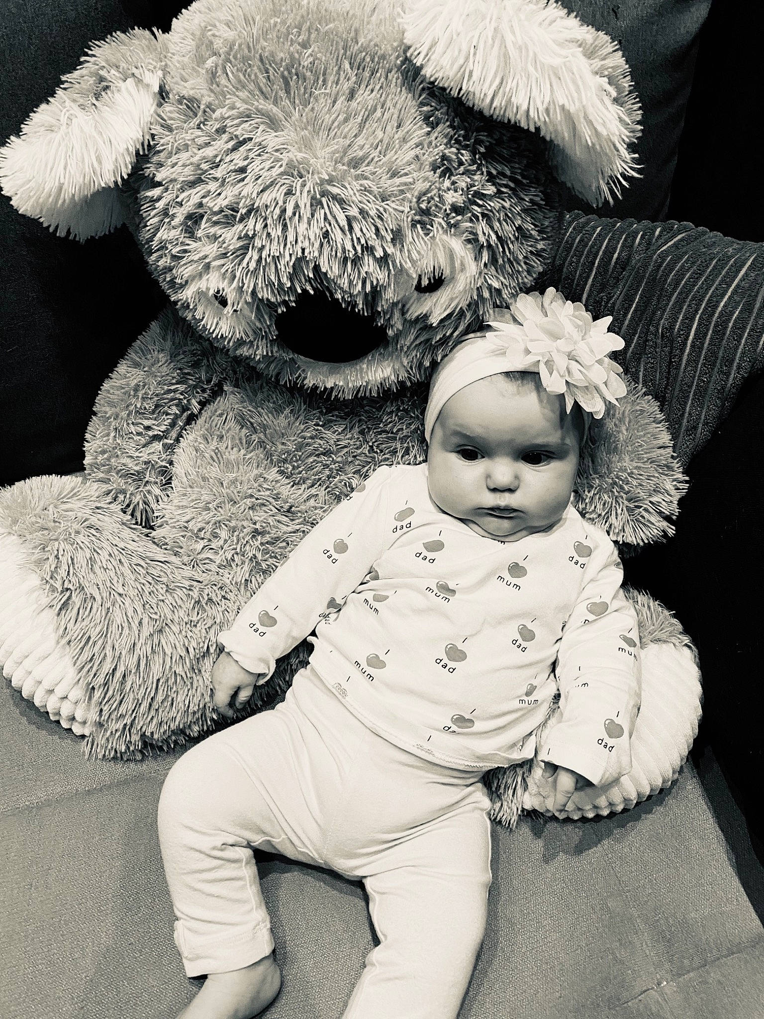 Manae a rejoint le concours — aidez-le/la à gagner de superbes lots ! baby, baby_toddler_clothing, black, child, eye, facial_expression, gesture, hand, happy, headgear, headwear, human_body, monochrome, monochrome_photography, nose, person, photograph, stuffed_toy, style, toddler