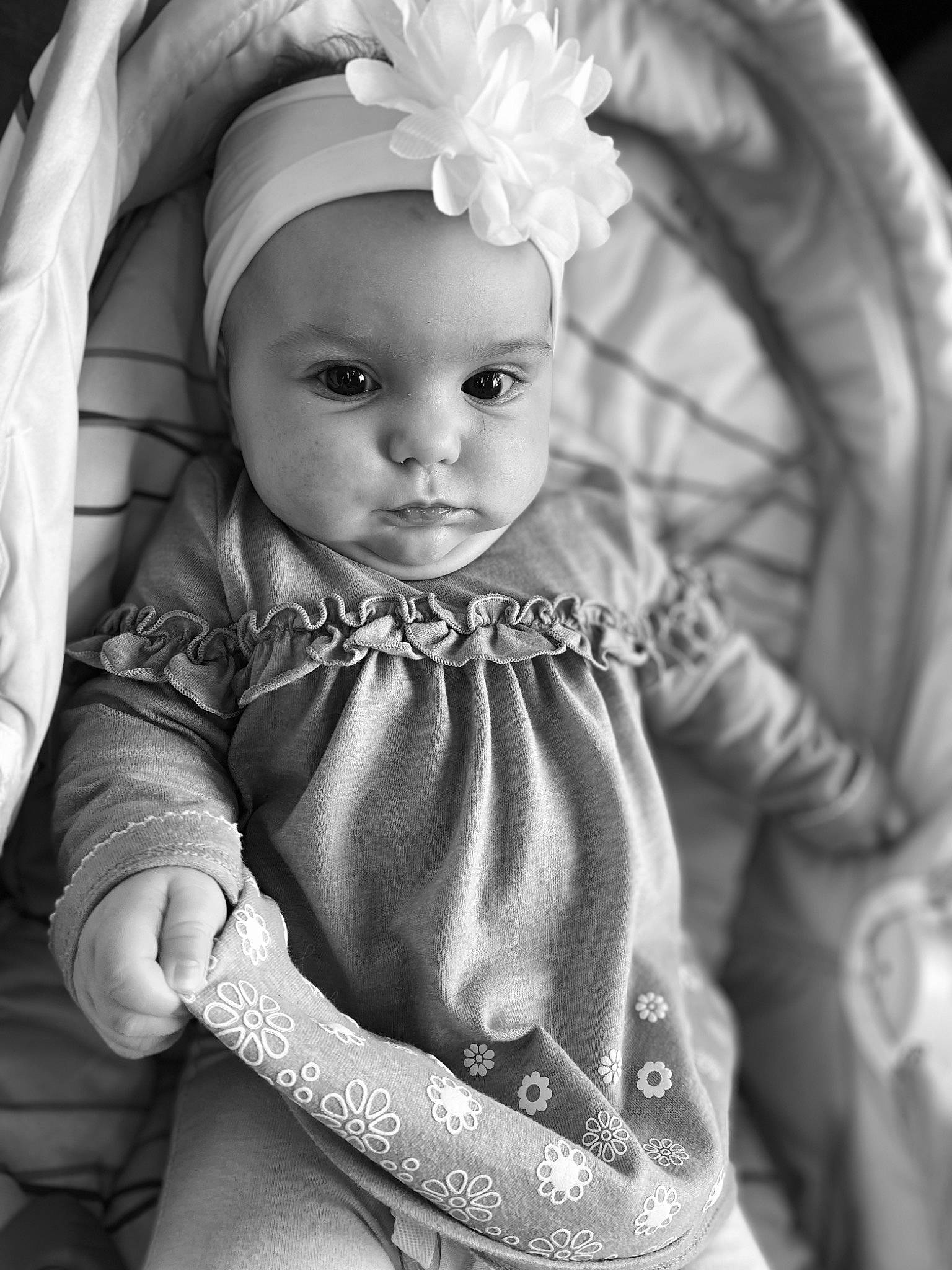 Manae a rejoint le concours — aidez-le/la à gagner de superbes lots ! arm, baby, baby_toddler_clothing, black, black_and_white, cheek, child, dress, eyelash, flash_photography, hand, human_body, iris, lip, person, skin, sleeve, standing, style, toddler
