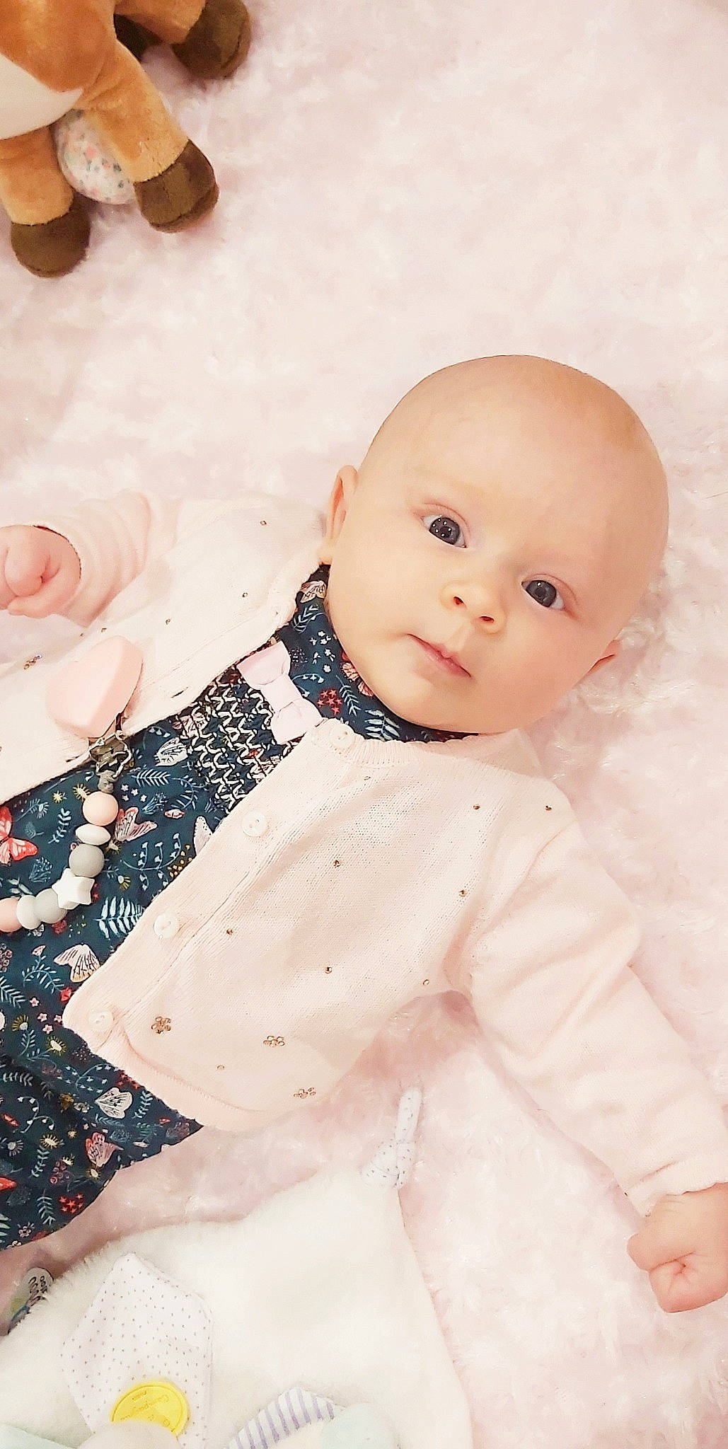 Lola a rejoint le concours — aidez-le/la à gagner de superbes lots ! baby, baby_toddler_clothing, beauty, cheek, child, collar, dress_shirt, face, facial_expression, flash_photography, happy, head, iris, outerwear, pattern, person, pink, skin, sleeve, textile