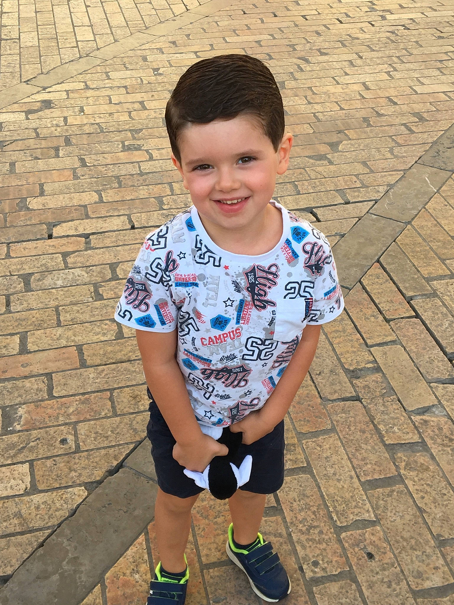 Soan participe au concours pour gagner de l'argent avec cette photo : boy, child, clothing, cool, day, facial_expression, footwear, fun, girl, joy, outerwear, pattern, people, person, shorts, skin, smile, standing, t_shirt, textile