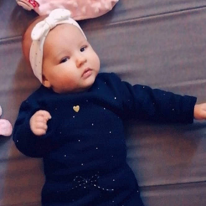 Cylia participe au concours pour gagner de l'argent avec cette photo : arm, baby, cheek, child, cloud, ear, eye, face, hand, head, headwear, human, nose, person, skin, sky, sleeve, toddler