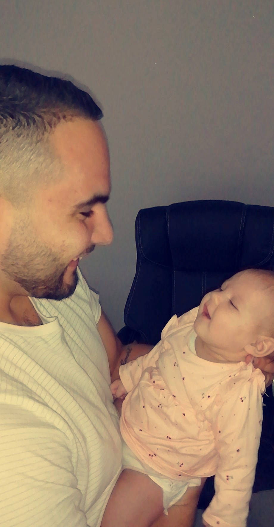 Cylia participe au concours pour gagner de l'argent avec cette photo : arm, baby, cheek, child, chin, ear, eye, face, forehead, hair, head, human, love, mouth, muscle, neck, nose, people, person, skin