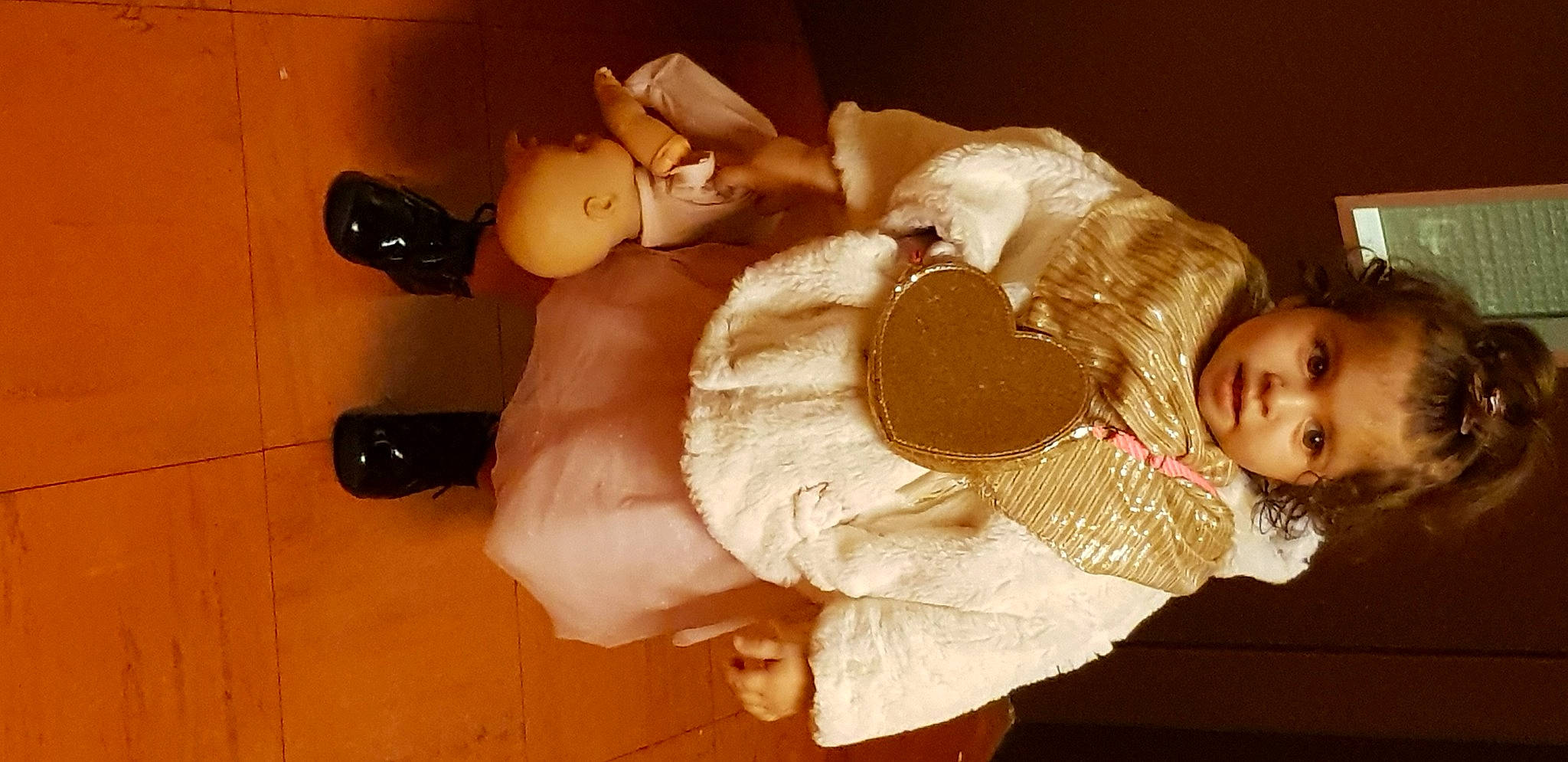 Neila a rejoint le concours — aidez-le/la à gagner de superbes lots ! abdomen, chest, child, comfort, costume, fun, fur, happy, human_leg, knee, mammal, person, room, smile, stuffed_toy, thigh, toddler, toy, trunk, wood