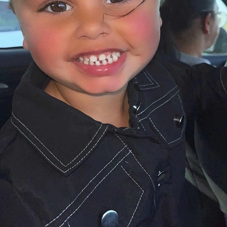 Alba a rejoint le concours — aidez-le/la à gagner de superbes lots ! adult, black_clothing, candid, car, casual, child, closeup, curly_hair, face, happy, inside, jacket, person, portrait, seat, smile, teeth, vehicle, window, young