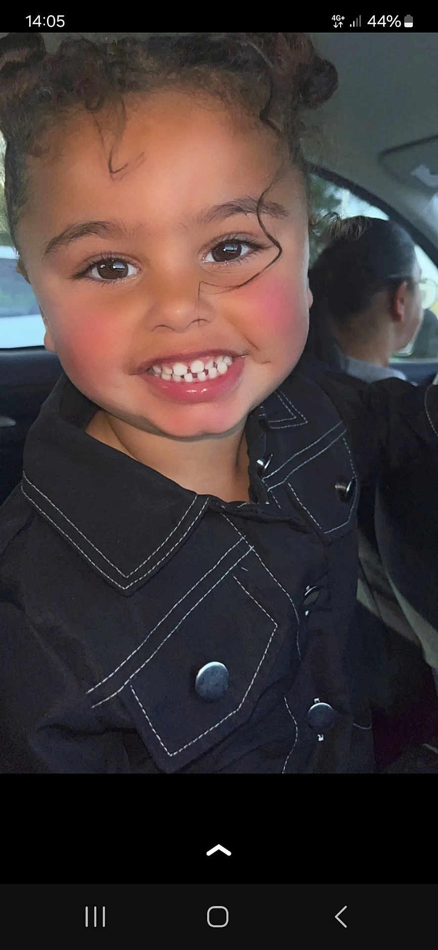 Alba a rejoint le concours — aidez-le/la à gagner de superbes lots ! adult, black_clothing, candid, car, casual, child, closeup, curly_hair, face, happy, inside, jacket, person, portrait, seat, smile, teeth, vehicle, window, young