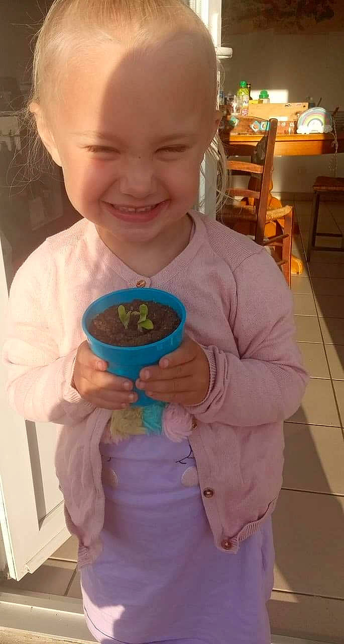 Ambre a rejoint le concours — aidez-le/la à gagner de superbes lots ! baby, baby_toddler_clothing, cheek, child, facial_expression, finger, fun, hairstyle, hand, happy, head, iris, joy, nose, person, pink, skin, sleeve, smile, standing