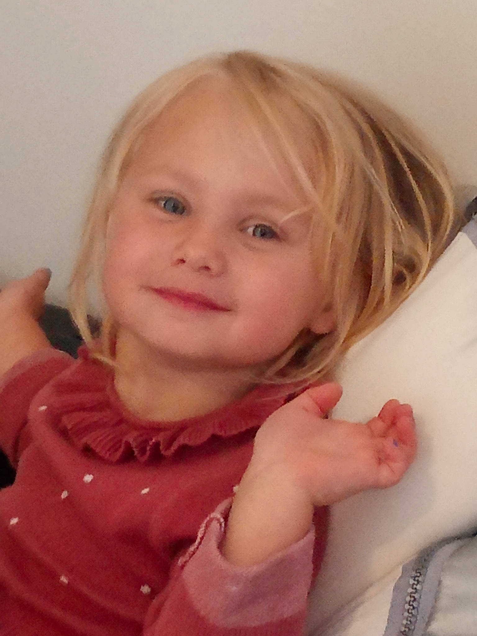 Ambre participe au concours pour gagner de l'argent avec cette photo : arm, cheek, chin, ear, eye, eyebrow, eyelash, face, hair, hairstyle, hand, head, human_body, joy, lip, mouth, neck, nose, person, shoulder