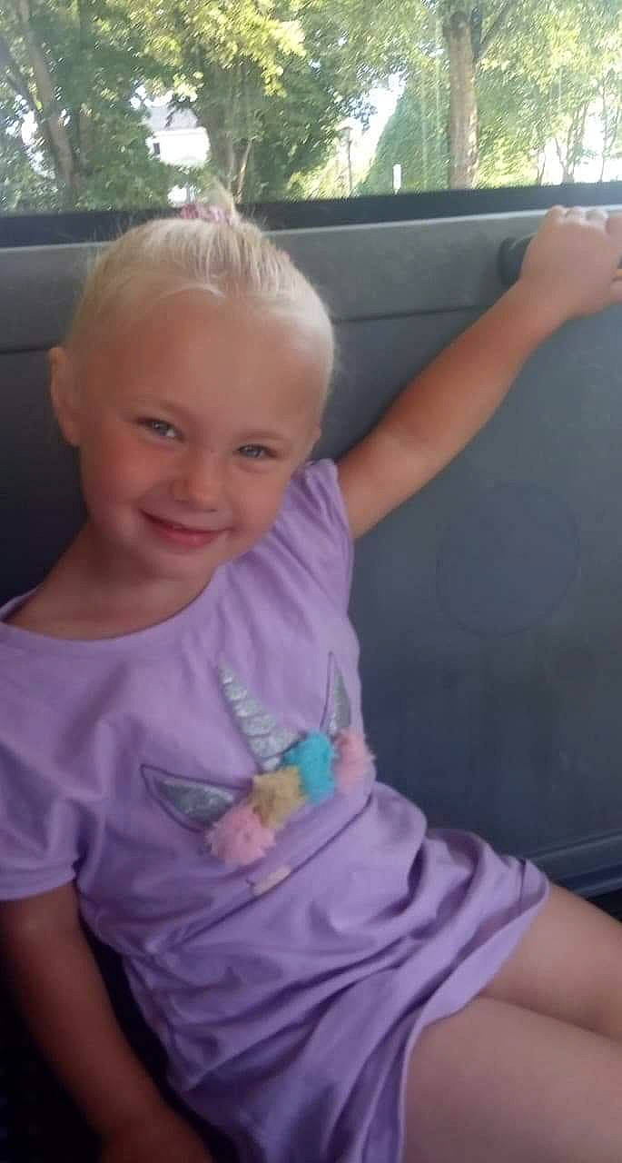 Ambre a rejoint le concours — aidez-le/la à gagner de superbes lots ! baby_toddler_clothing, chin, eyebrow, finger, gesture, hair, hand, happy, human_body, iris, joint, joy, leg, neck, person, pink, shoulder, skin, sleeve, smile