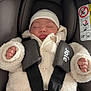 Giulia participe au concours pour gagner de l'argent avec cette photo : baby, infant, car_seat, sleeping, jacket, hat, harness, seatbelt, child, cozy, cute, newborn, peaceful, clothing, safety, indoor, person, bundle, warm, soft