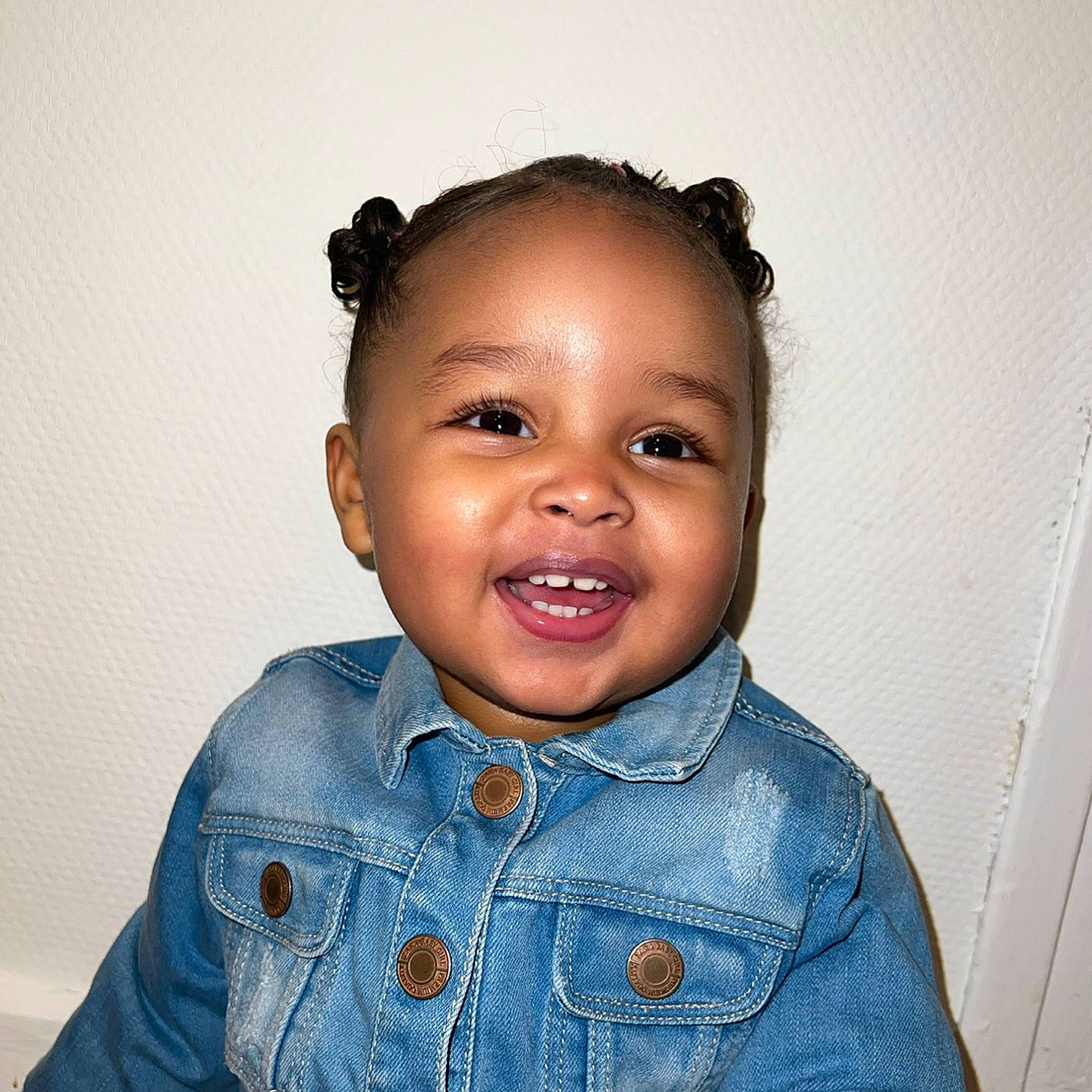 Joycee participe au concours pour gagner de l'argent avec cette photo : arm, baby_toddler_clothing, cheek, clothing, dress_shirt, ear, eye, eyebrow, eyelash, face, gesture, hair, happy, head, human_body, lip, nose, person, skin, sleeve