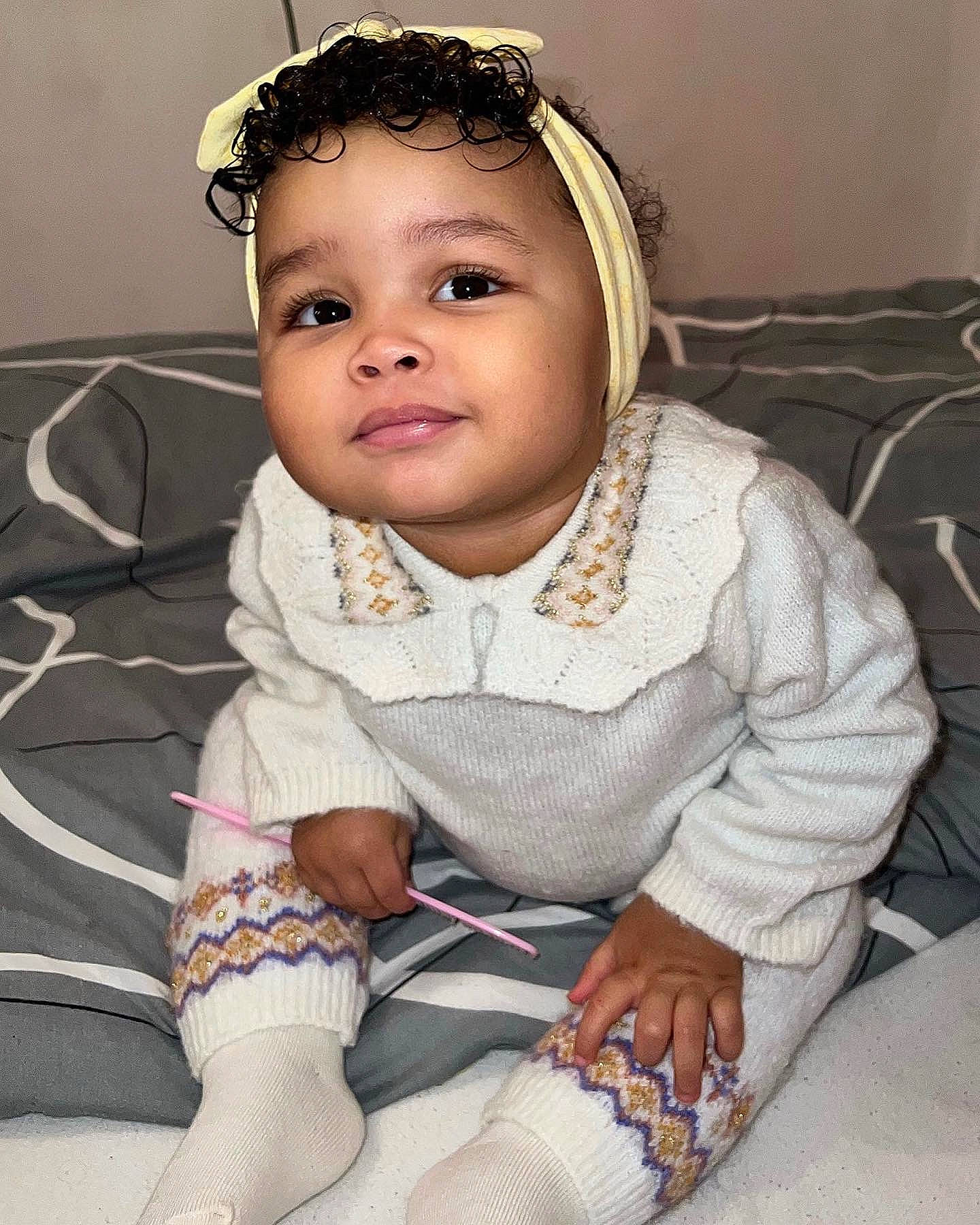 Joycee participe au concours pour gagner de l'argent avec cette photo : audio_equipment, baby_toddler_clothing, cheek, child, comfort, dress, eyelash, fashion_accessory, flash_photography, hairstyle, happy, headband, headgear, headpiece, jewellery, lip, neck, person, skin, sleeve