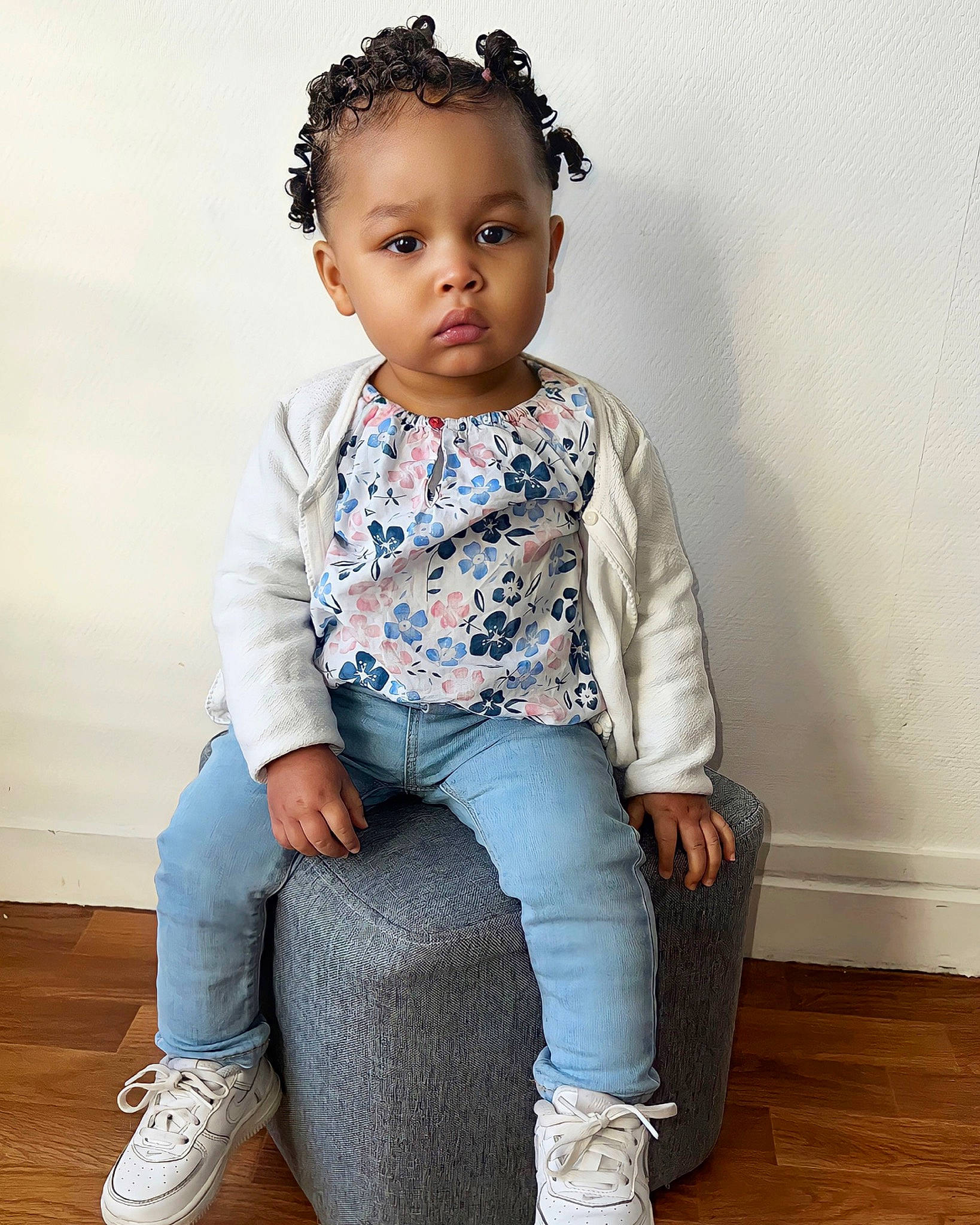 Joycee participe au concours pour gagner de l'argent avec cette photo : baby_toddler_clothing, cheek, child, cool, denim, electric_blue, face, flash_photography, happy, head, iris, knee, leg, lip, pattern, person, sitting, sleeve, t_shirt, toddler