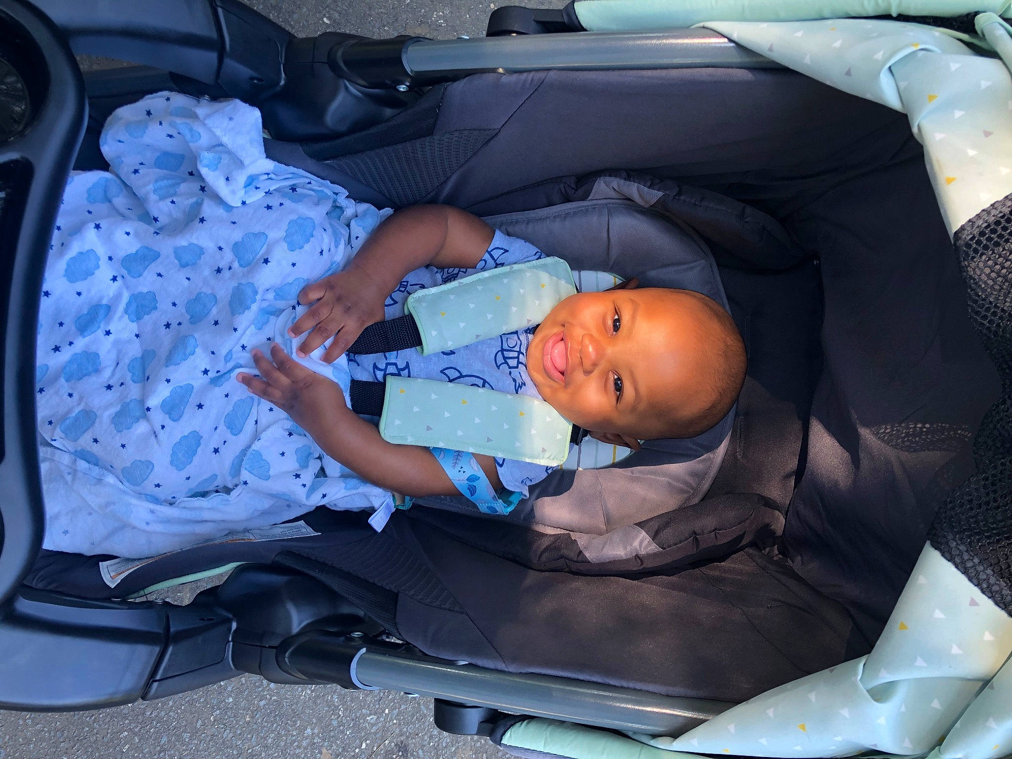 Lee is registered to the contest to win money with this photo: auto_part, baby, baby_carriage, baby_in_car_seat, baby_products, car_seat, car_seat_cover, child, joy, person, product, vehicle