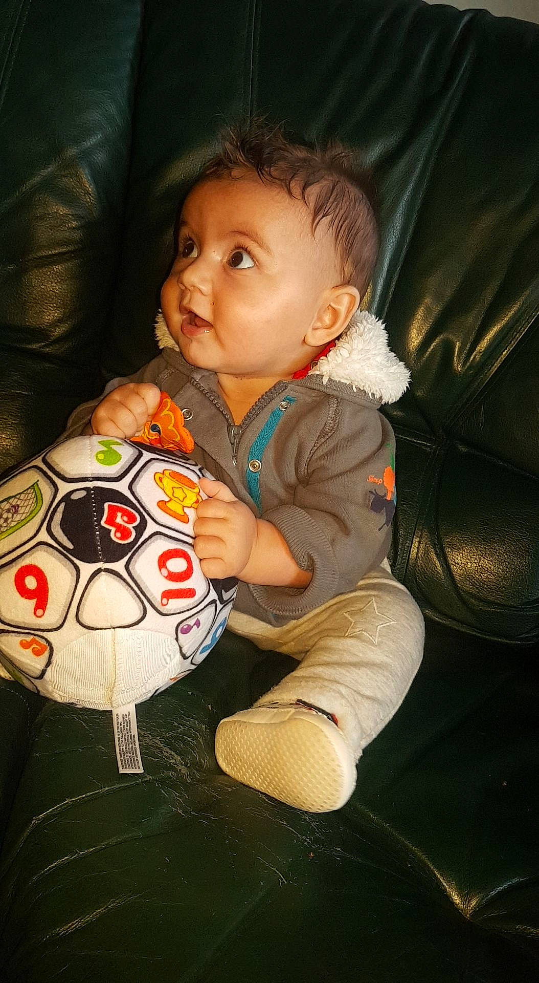 Taylor a rejoint le concours — aidez-le/la à gagner de superbes lots ! baby, cheek, child, fun, person, play, sitting, skin, smile, toddler