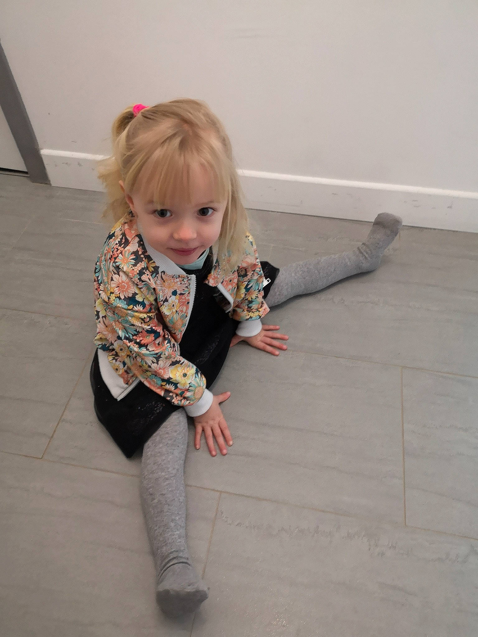 érina participe au concours pour gagner de l'argent avec cette photo : arm, baby_toddler_clothing, blond, floor, flooring, fun, hair, hardwood, human_leg, joint, knee, leg, pattern, person, sitting, skin, sleeve, thigh, toddler, waist